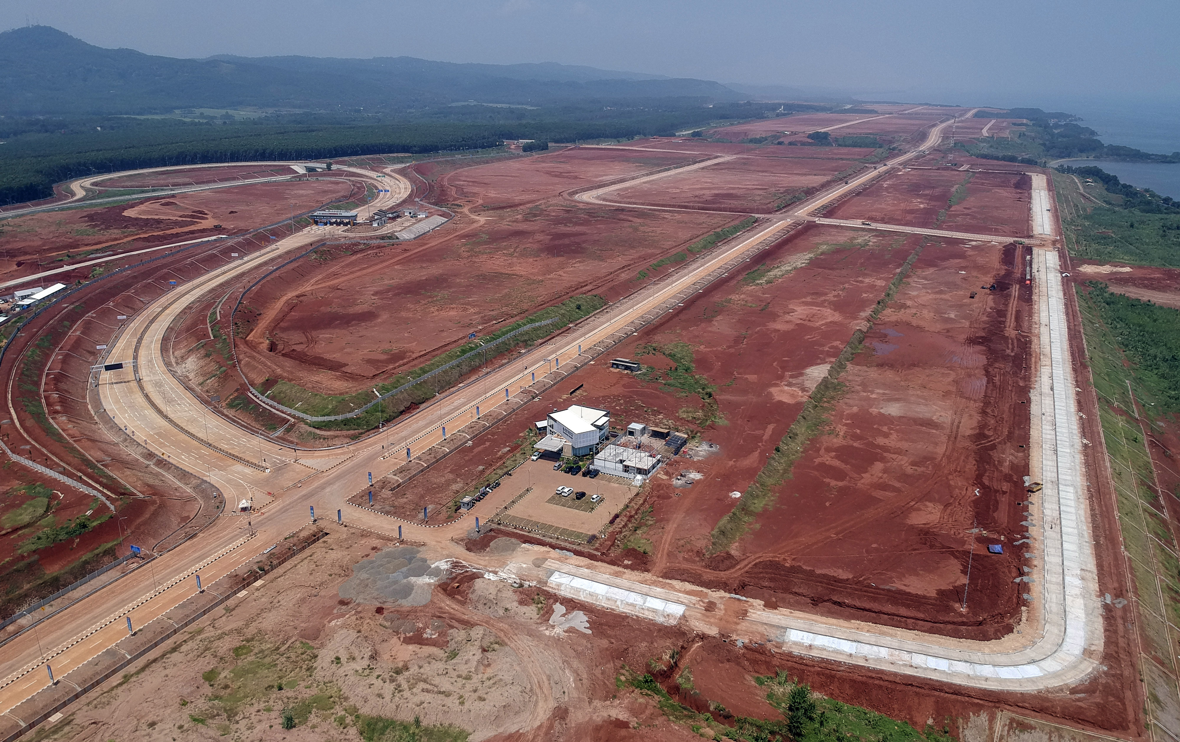 Foto udara pembangunan jalan di wilayah Batang, Jawa Tengah, oleh Kementerian PUPR.