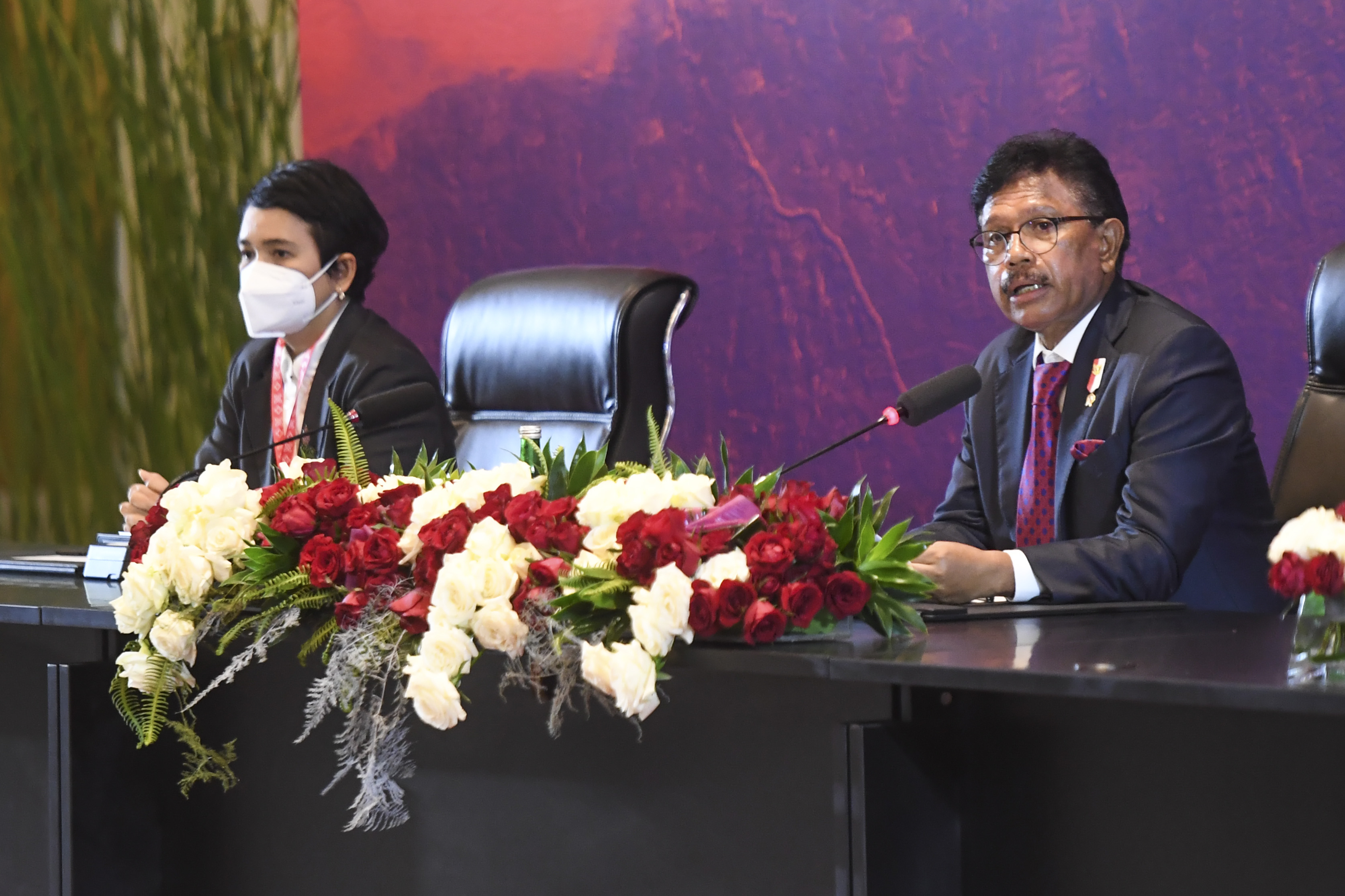  Menteri Komunikasi dan Informatika Johnny G. Plate (kanan) didampingi Sekjen Kemenkominfo sekaligus Chair DEWG G20 Mira Tayyiba.