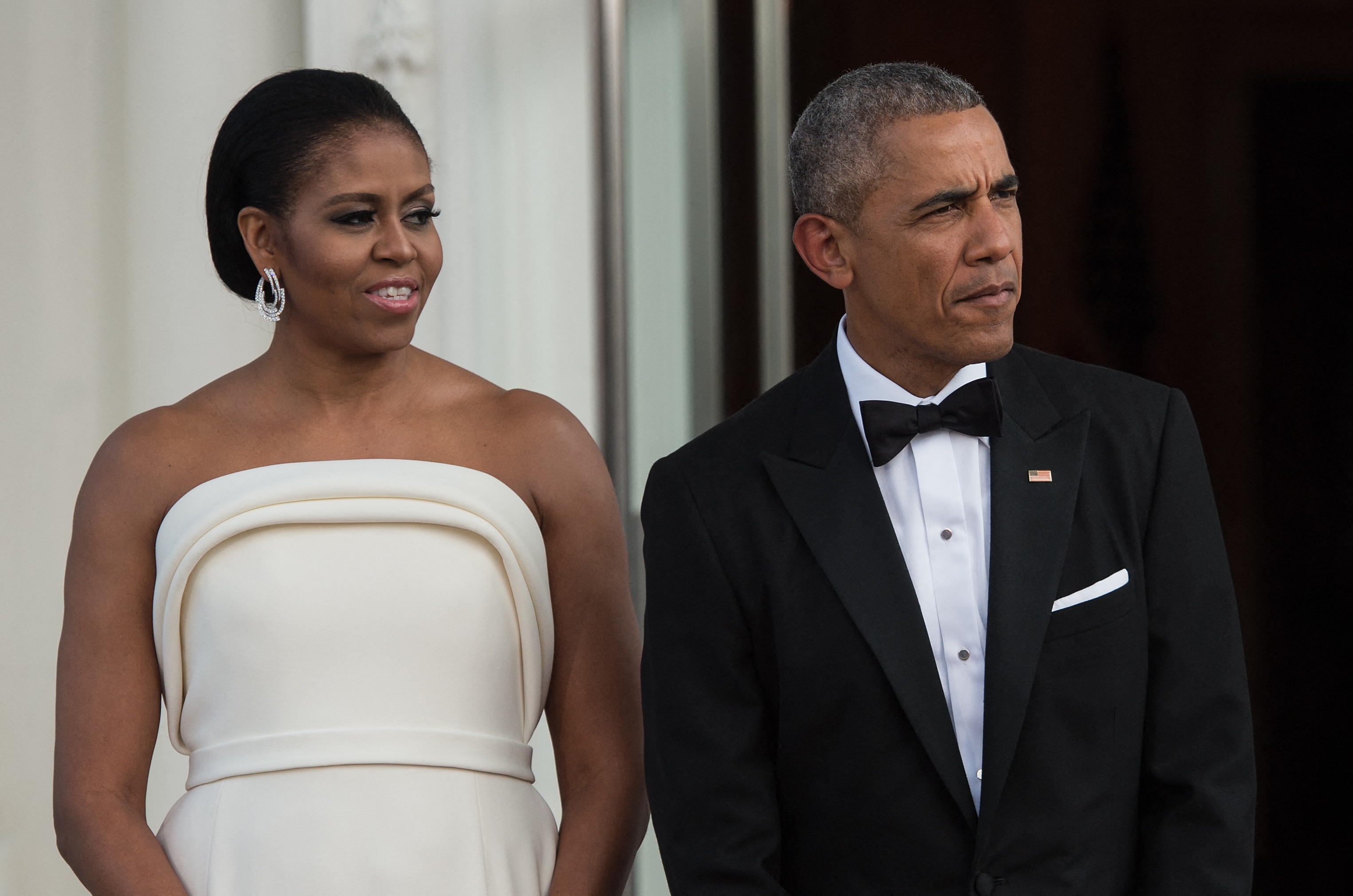 Mantan Presiden AS Barack Obama (kanan) dan istri Michelle. 