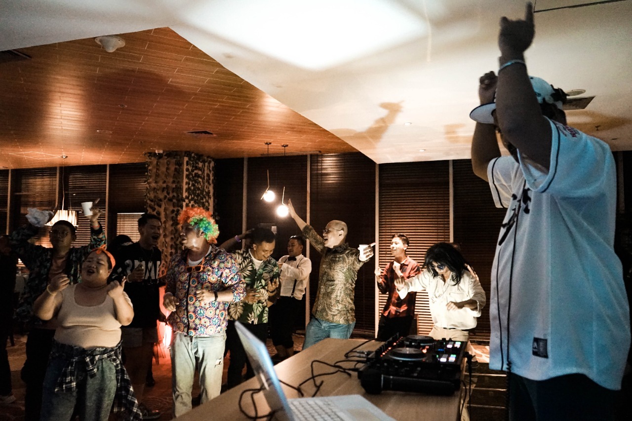 Swiss-Belhotel Airport, Jakarta memilih Style 80-an sebagai konsep utama acara perayaannya.