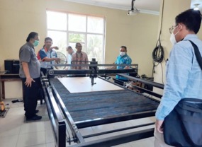 Tim Inovasi SMK Muhammadiyah Mungkid Magelang  menjelaskan CNC kepada pimpinan salah satu instansi mitra, Rabu (3/8)