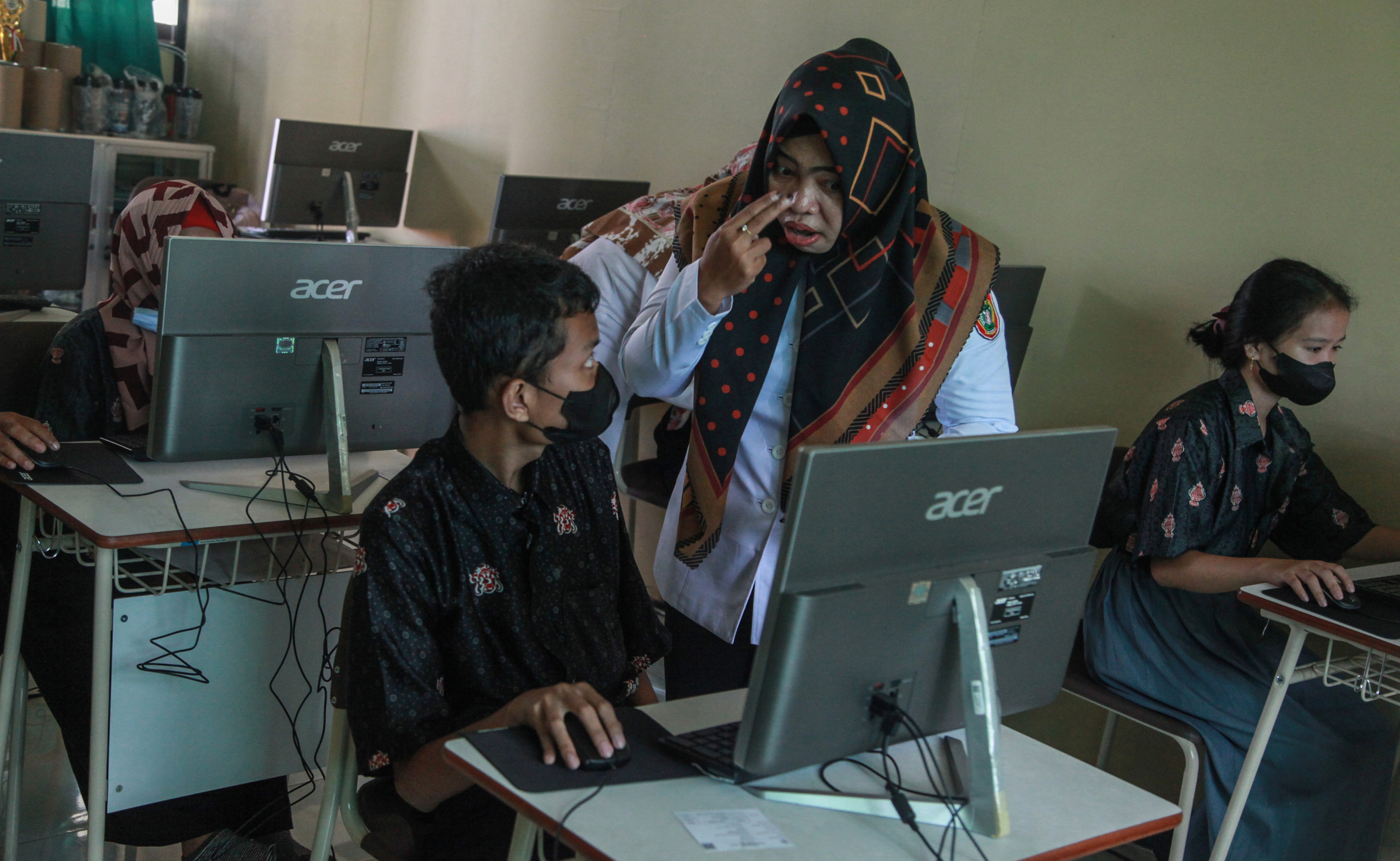 Guru memberikan arahan pada siswa disabilitas saat Asesmen Nasional di SLB Negeri 1 Palangka Raya, Kalimantan Tengah, Rabu (31/8/2022). 