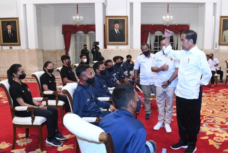 Presiden Jokowi menerima pengurus PSAI dan para atlet serta pelatih timnas sepak bola amputasi di Istana Negara, Jakarta, Rabu (21/9).