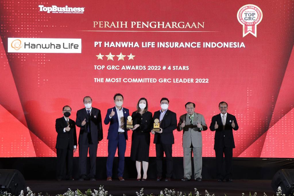 CEO Hanwha Life Insurance Indonesia Namkoong Hoon (ketiga dari kiri) menerima Top GRC Awards 2022 di Hotel Raffles Jakarta pada 6 September.