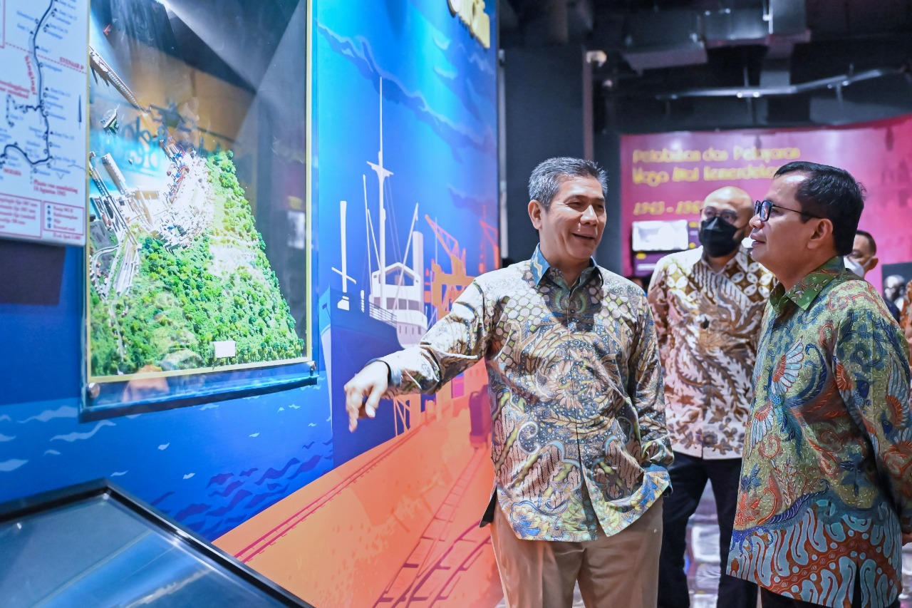 Direktur Utama Pelindo, Arif Suhartono (kiri) bersama Direktur Utama SIG, Donny Arsal (kanan) di Museum Maritim Indonesia.