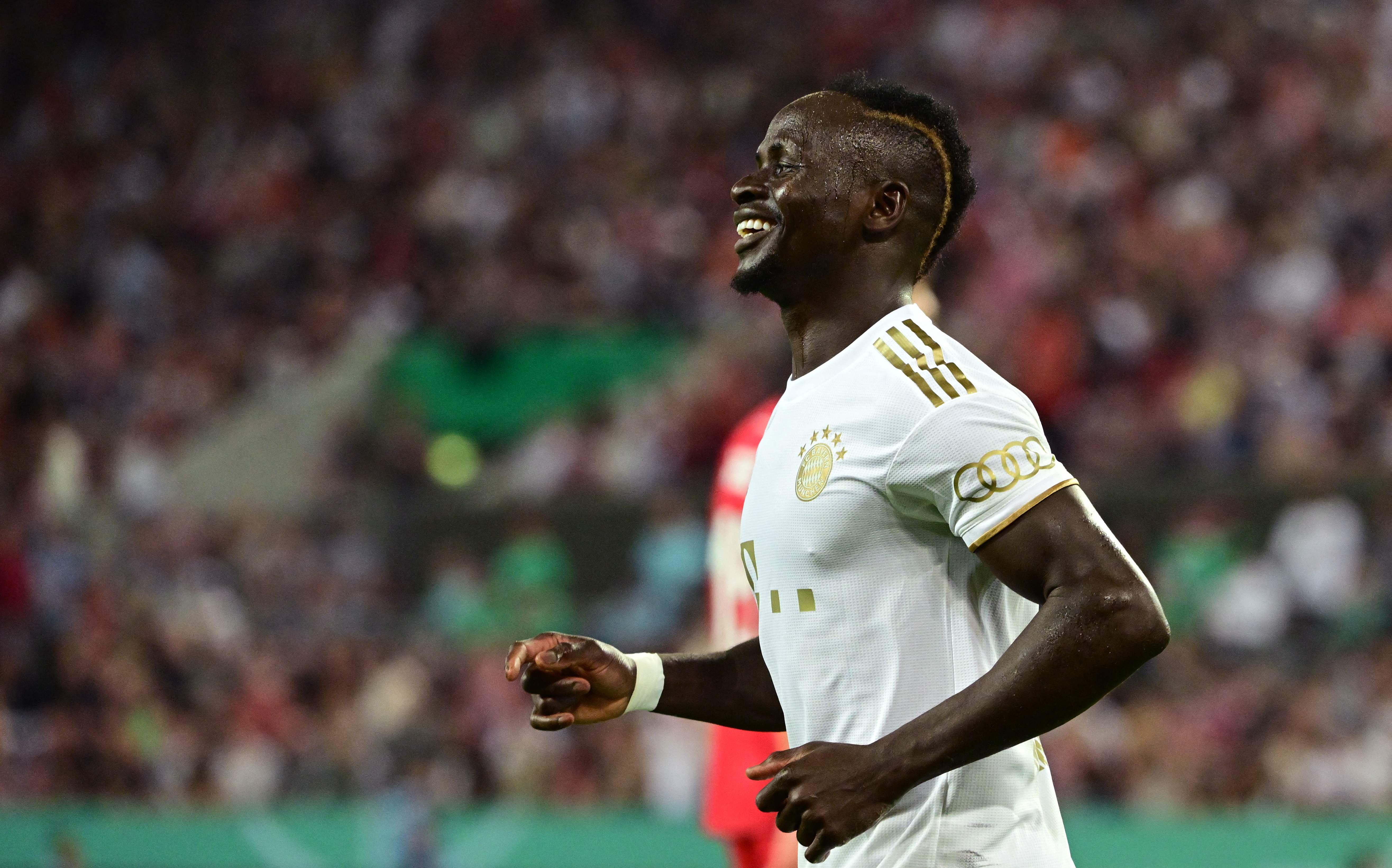 Penyerang Bayern Muenchen Sadio Mane melakukan selebrasi usai mencetak gol ke gawang Viktoria Cologne di laga DFB Pokal.