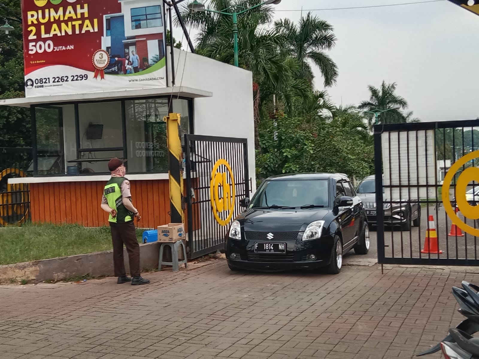  Satpam menjaga portal sesuai jadwal buka-tutup akses menuju perumahan Cileungsi Hijau, yang di dalamnya terdapat RS Mary.