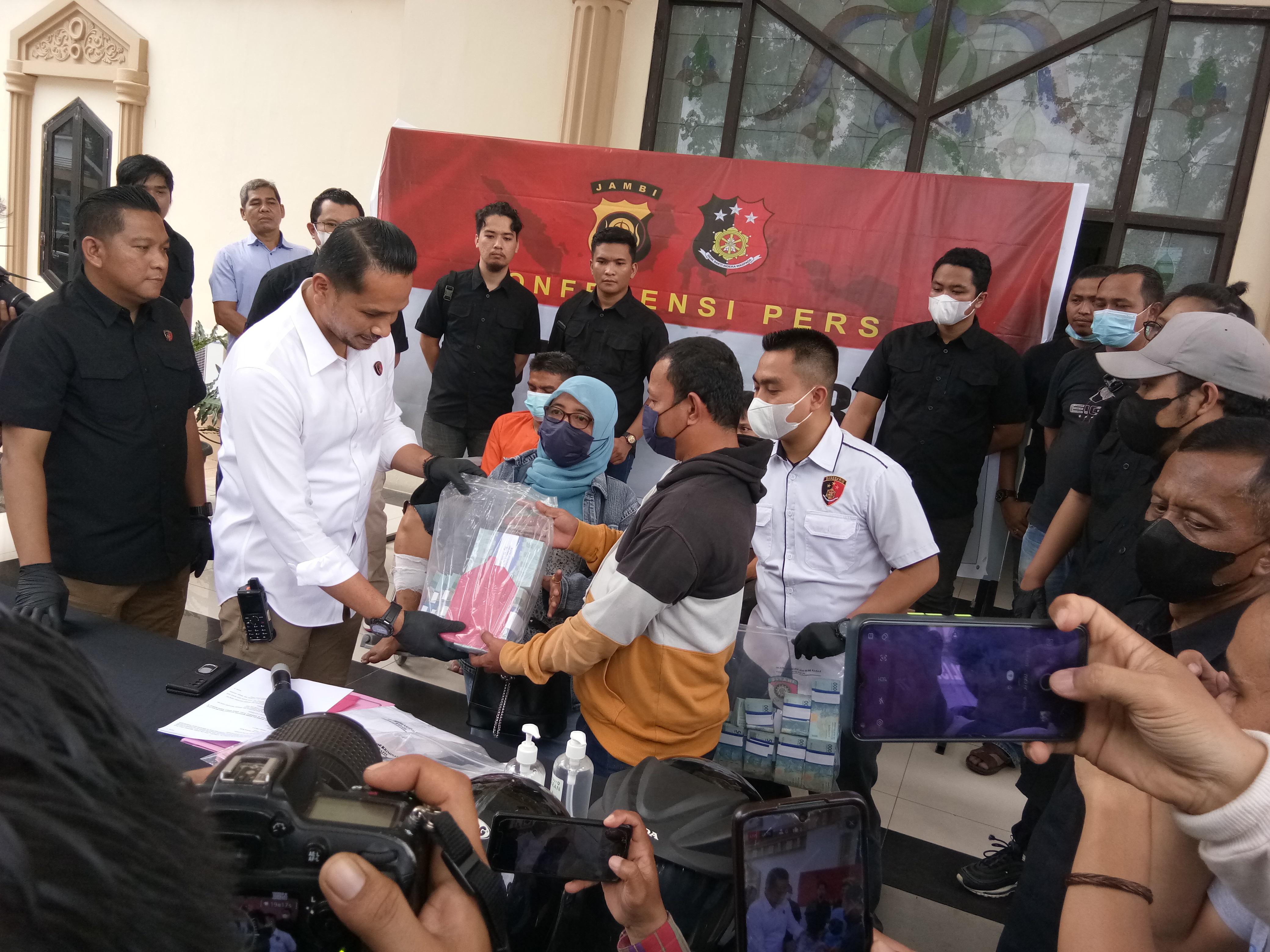 Polisi Tangkap Dua Residivis Pencuri Uang Nasabah Bank di Jambi