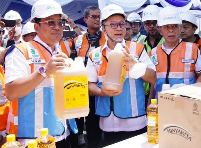 Menteri Perdagangan Zulkifli Hasan melepas 36 kontainer MINYAKITA di Pelabuhan Tanjung Perak, Surabaya.