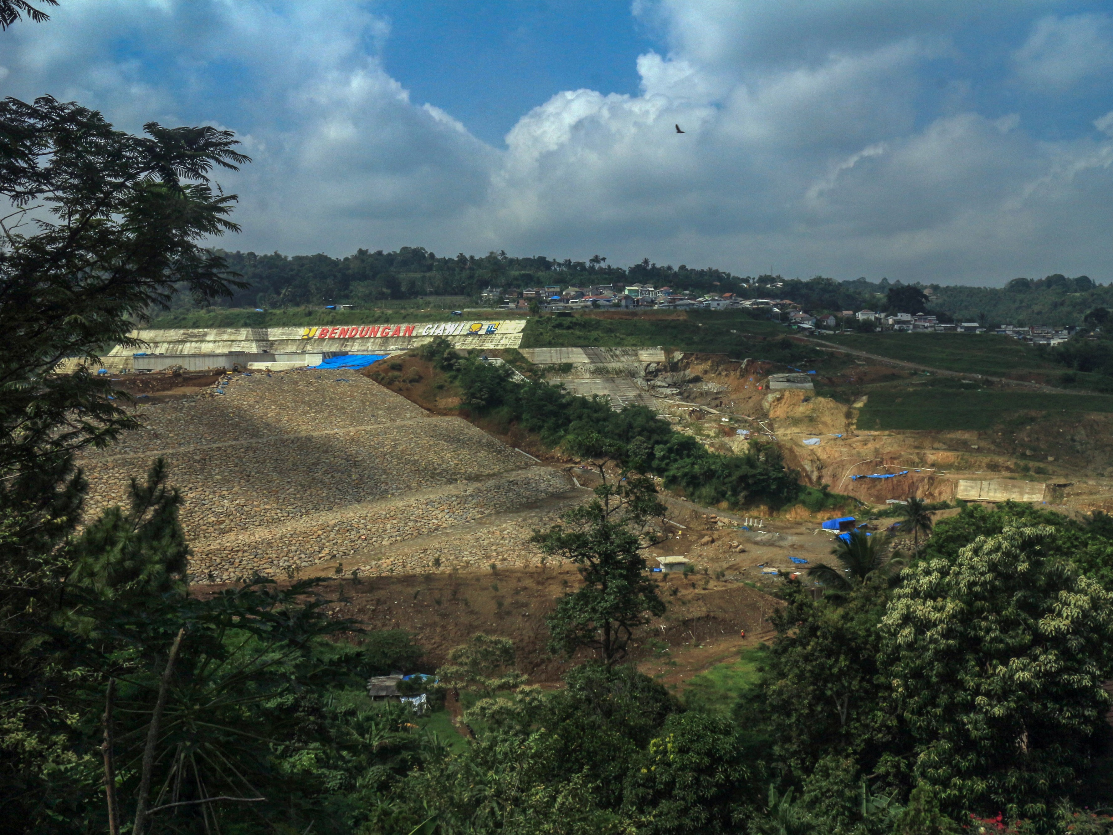  Pekerja menyelesaikan proyek pembangunan Bendungan Ciawi dan Sukamahi di Ciawi, Kabupaten Bogor, Jawa Barat, Selasa (10/5/2022).