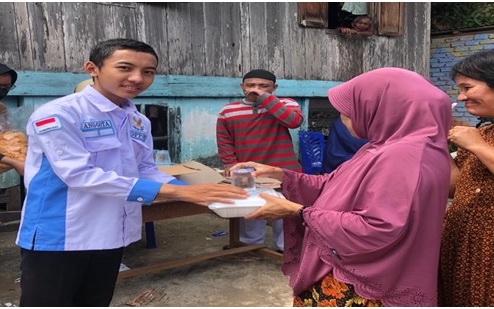 Sukarelawan berbagi makanan kepada warga