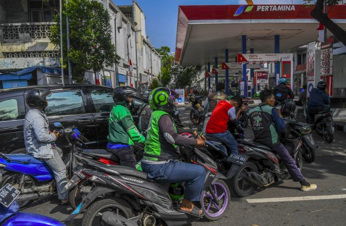 Antara Pengemudi motor antre mengisi BBM di SPBU jelang kenaikan harga.
