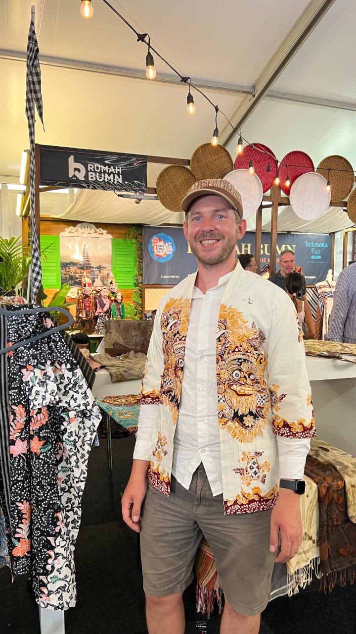 Seorang warga mengendakan pakaian bermotif batik produksi Gunung Kendil 