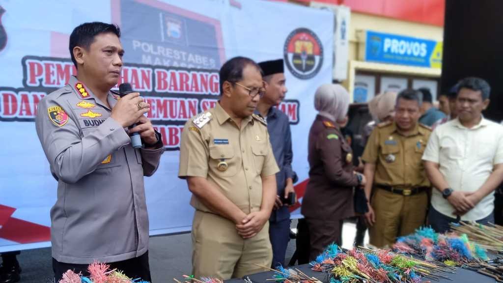 Pemusnahan barang sitaan berupa senjata tajam.