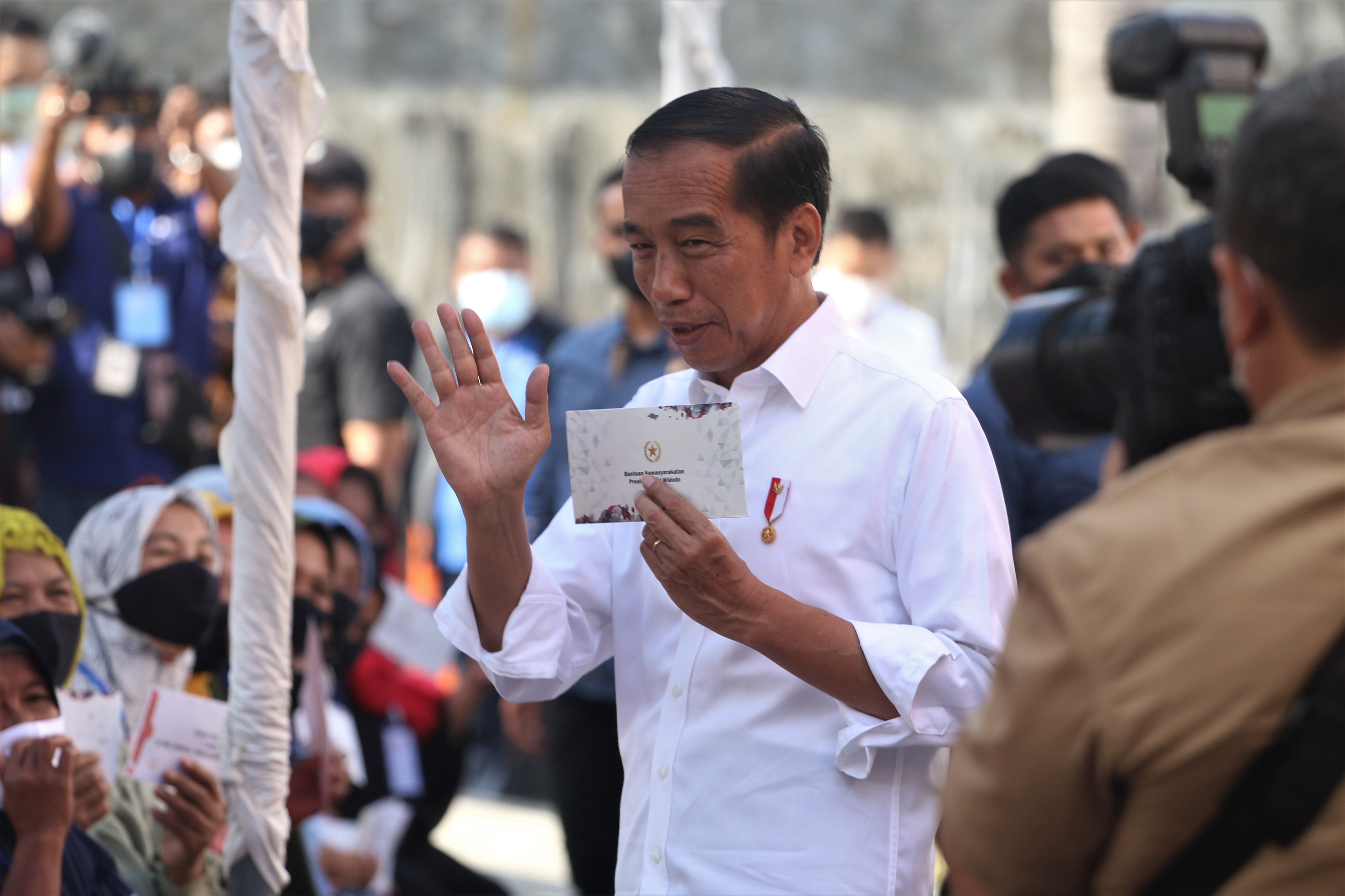 Presiden Jokowi saat menyerahkan BLT BBM di wilayah Sulawesi Tenggara.