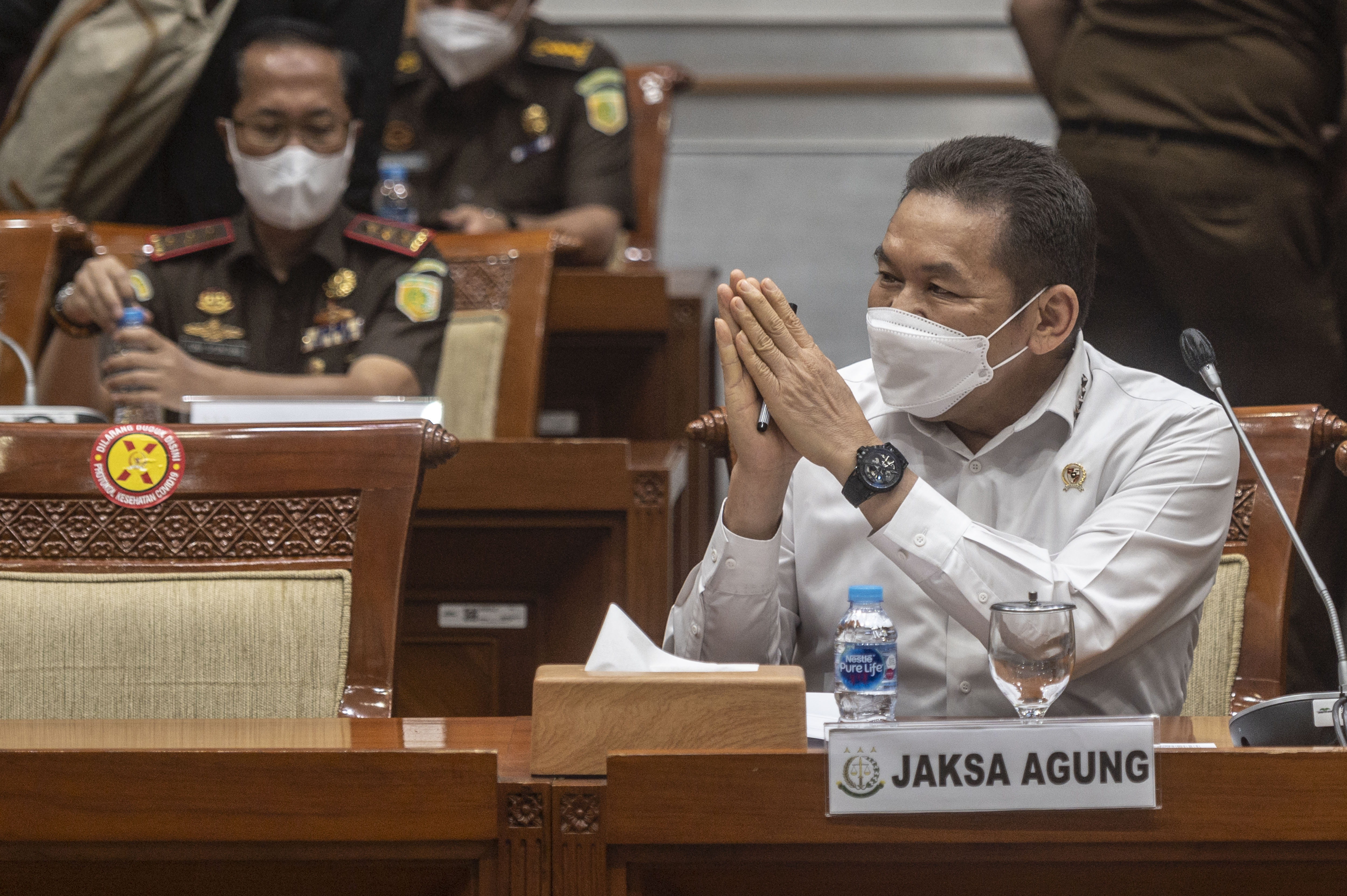 Jaksa Agung ST Burhanuddin saat memberikan salam kepada anggota Komisi III DPR.