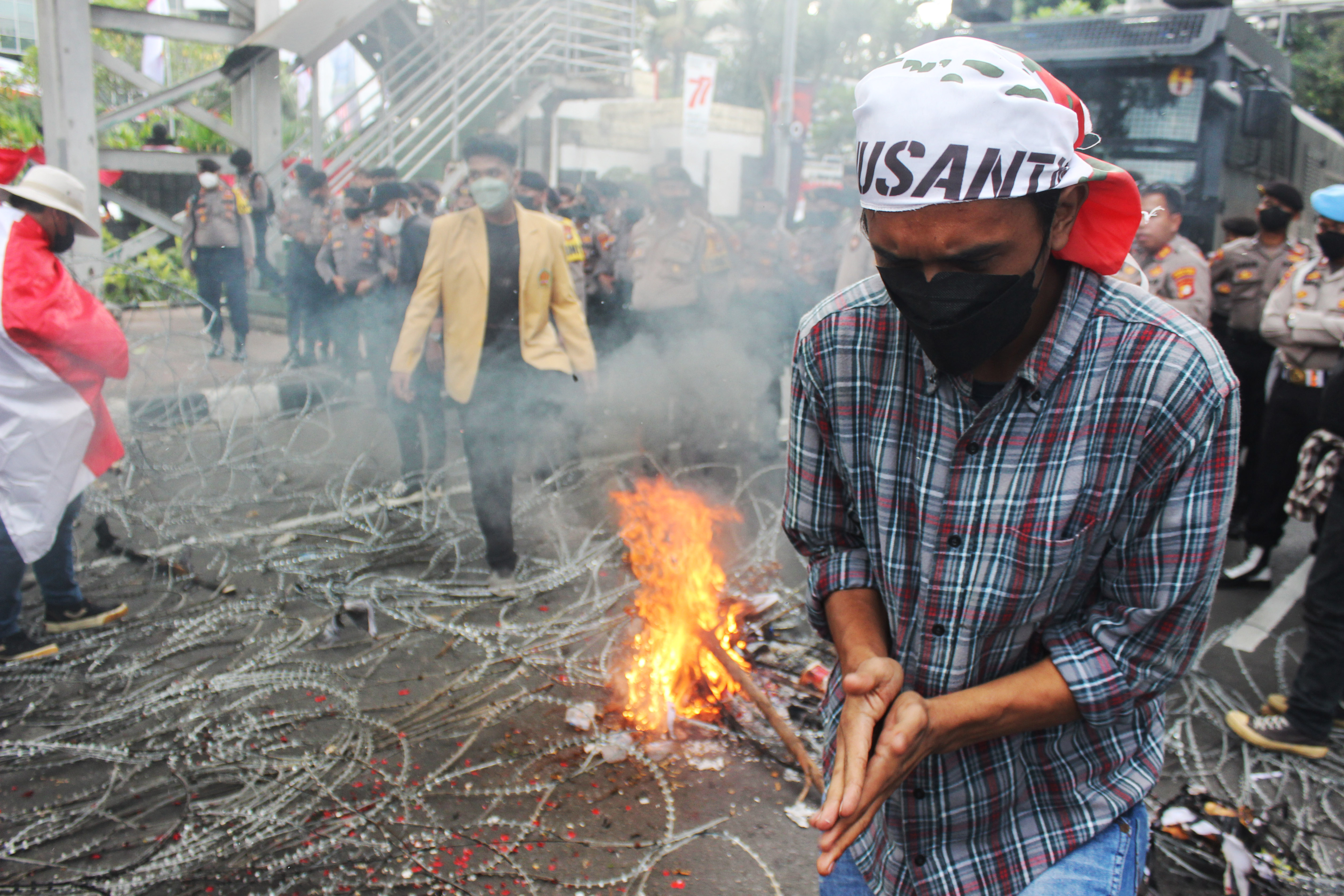 Sejumlah mahasiswa membakar kardus saat menggelar aksi unjuk rasa di kawasan Patung Kuda, Jakarta, Kamis (1/9).