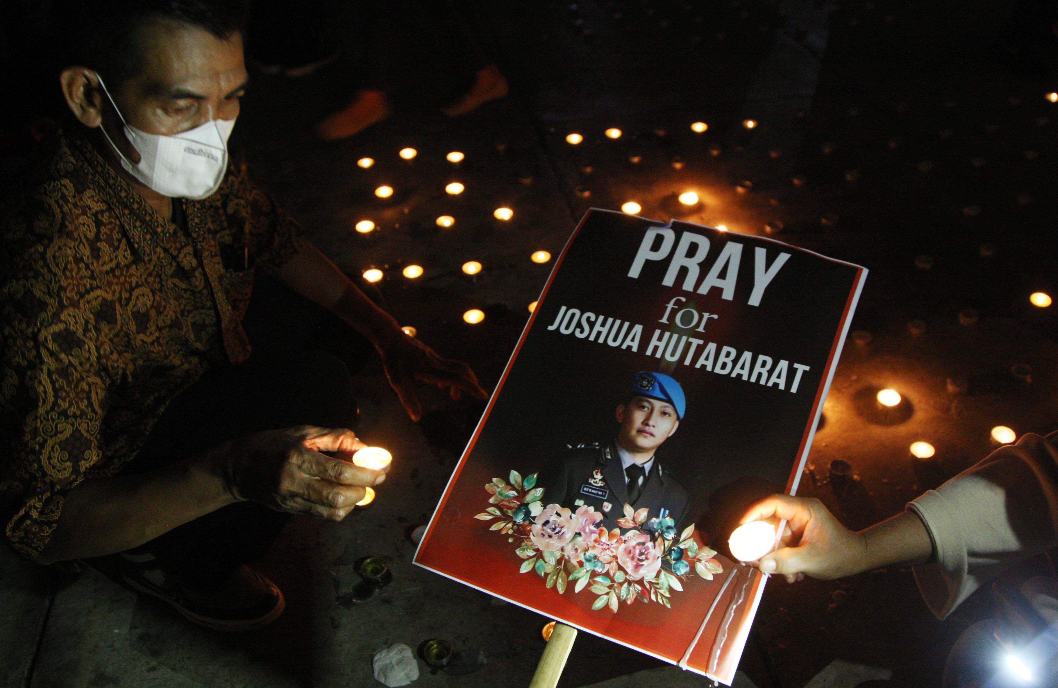 Warga menyalakan lilin saat mengikuti malam hening Keadilan Untuk Joshua di plaza Taman Ismail Marzuki, di Jakarta.