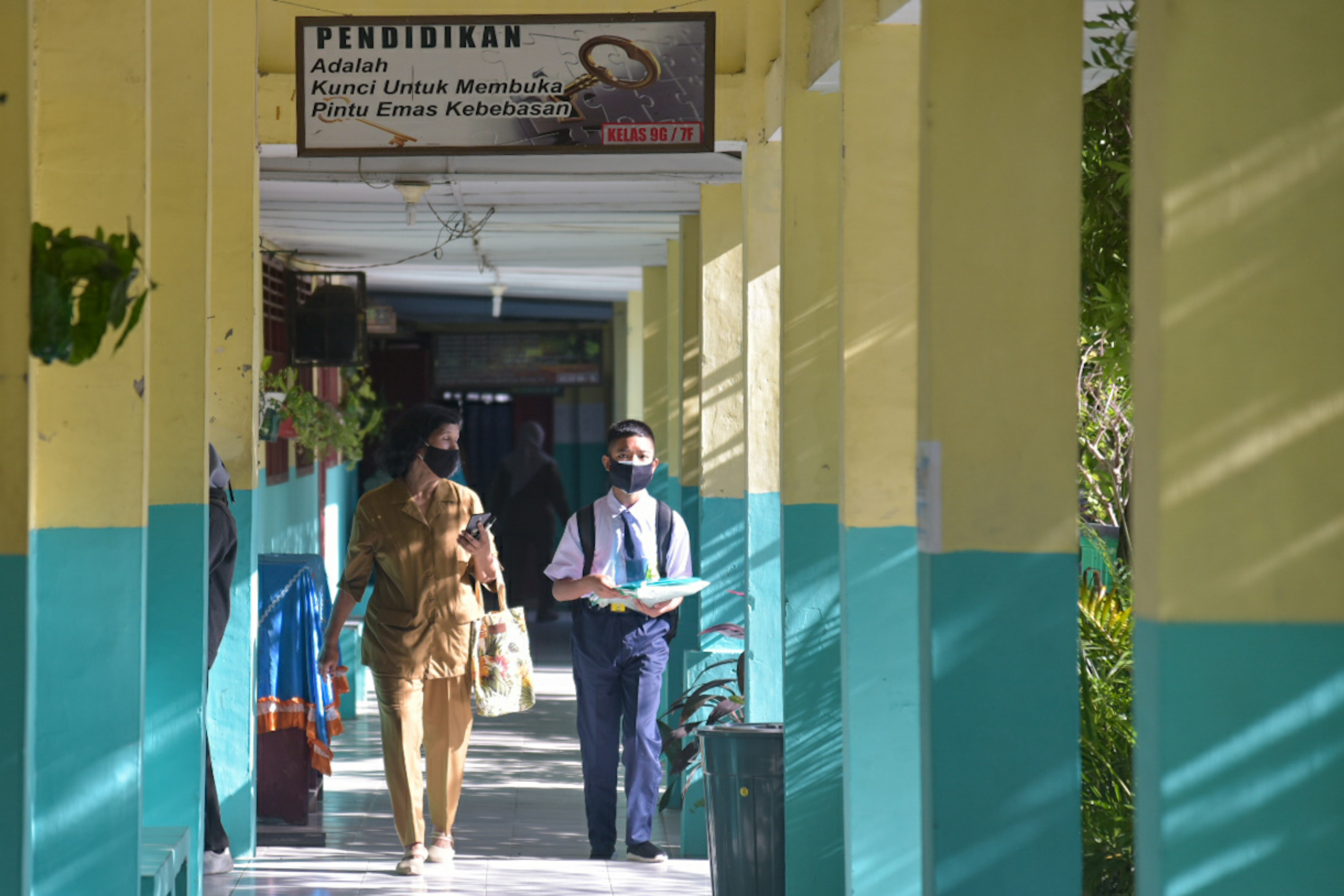 Pelajar SMP bersiap mengikuti pembelajaran tatap muka dengan protokol kesehatan.