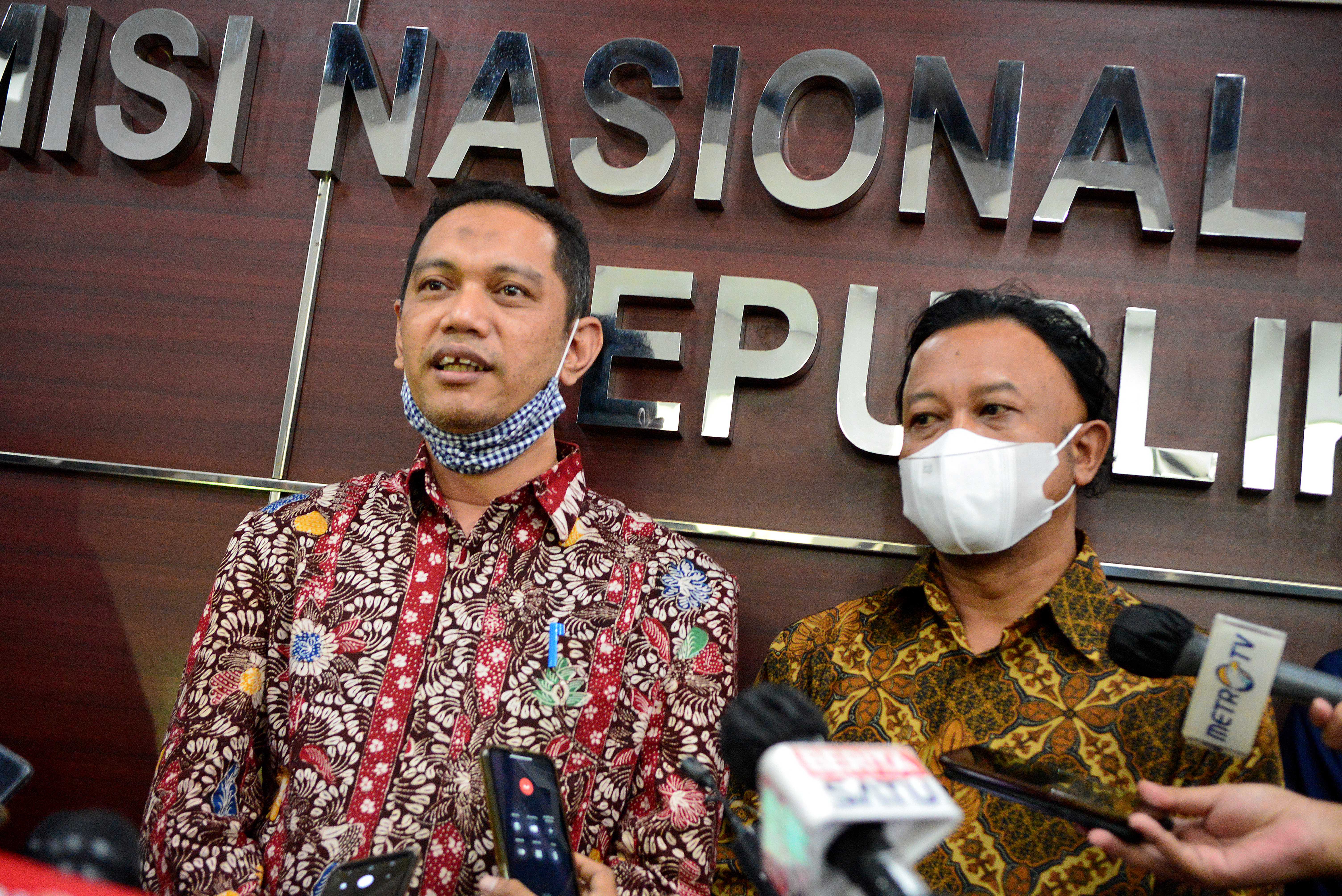 Wakil Ketua Komisi Pemberantasan Korupsi (KPK) Nurul Ghufron (kiri)