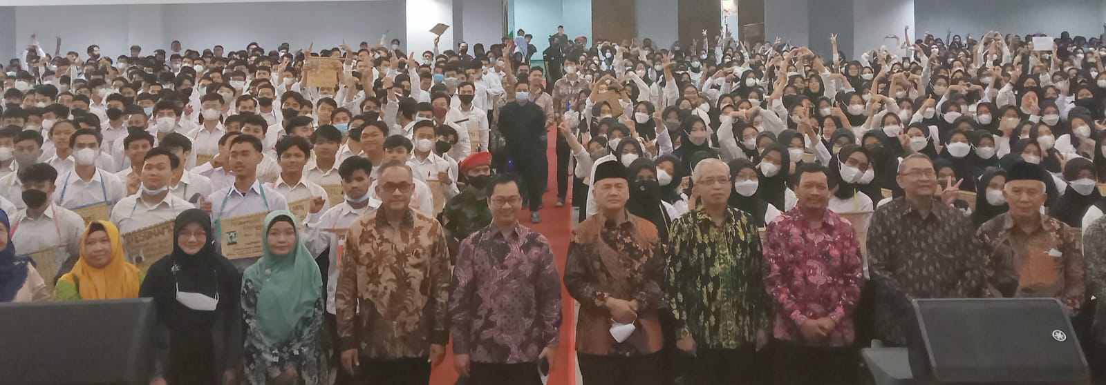Mahasiswa baru Universitas Muhammadiyah Bandung bersama Rektor dan pejabat lain saat pembukaan Pekan Soslialisasi dan Orientasi 