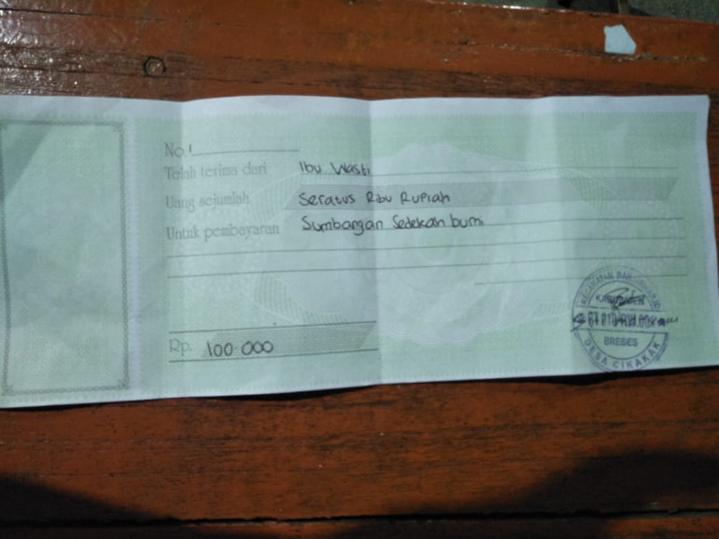 Warga menunjukkan kuitansi pemotongan BLT BBM di Brebes, Jawa Tengah