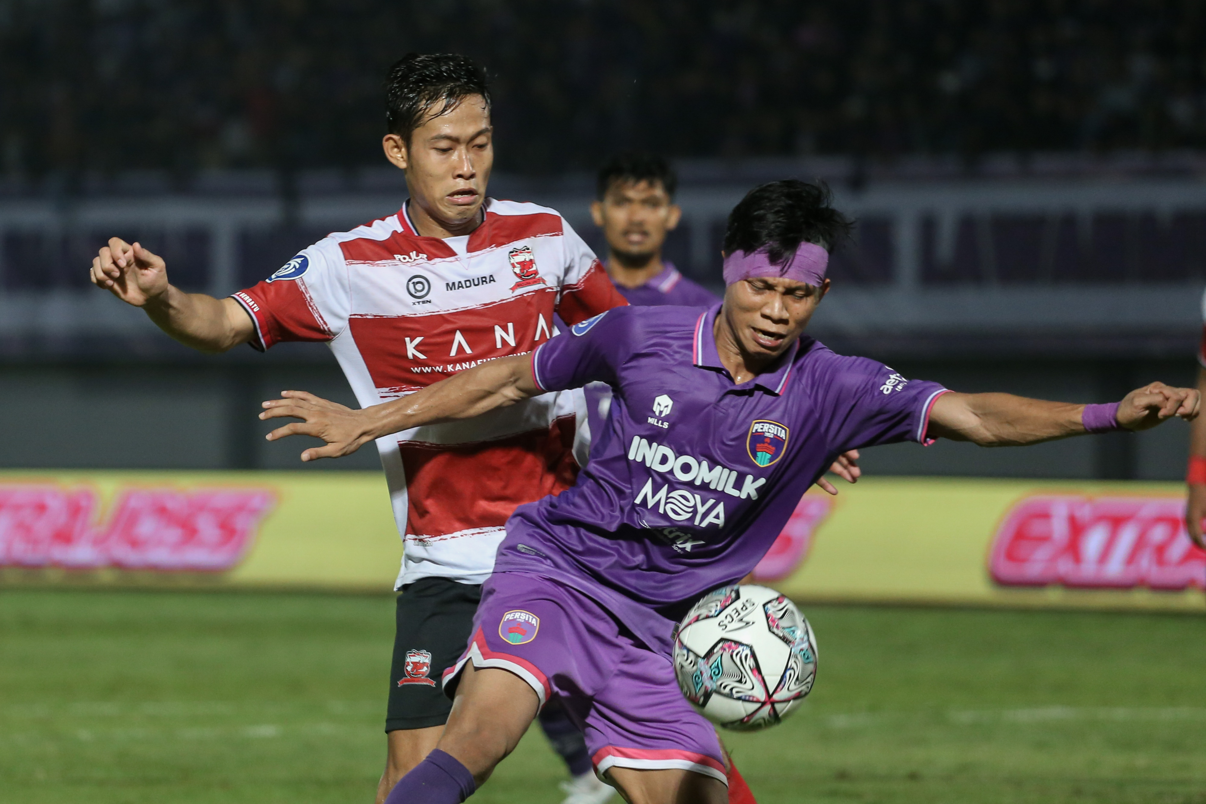 Pemain Persita Tangerang saat berebut bola dengan pemain Madura United.
