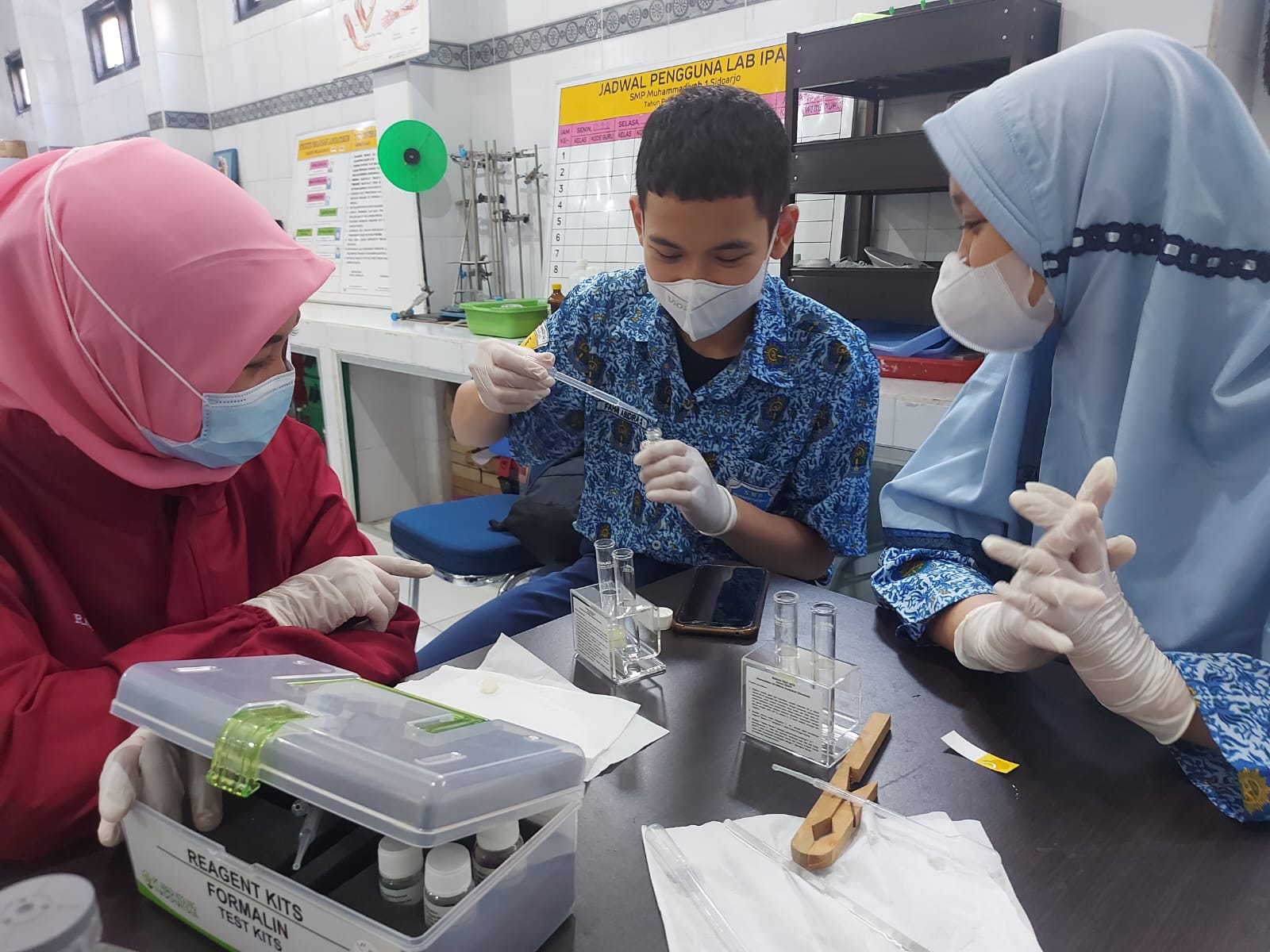 Inspektur Cilik SMP Muhammadiyah 1 Sidoarjo menguji makanan di laboratorium. 