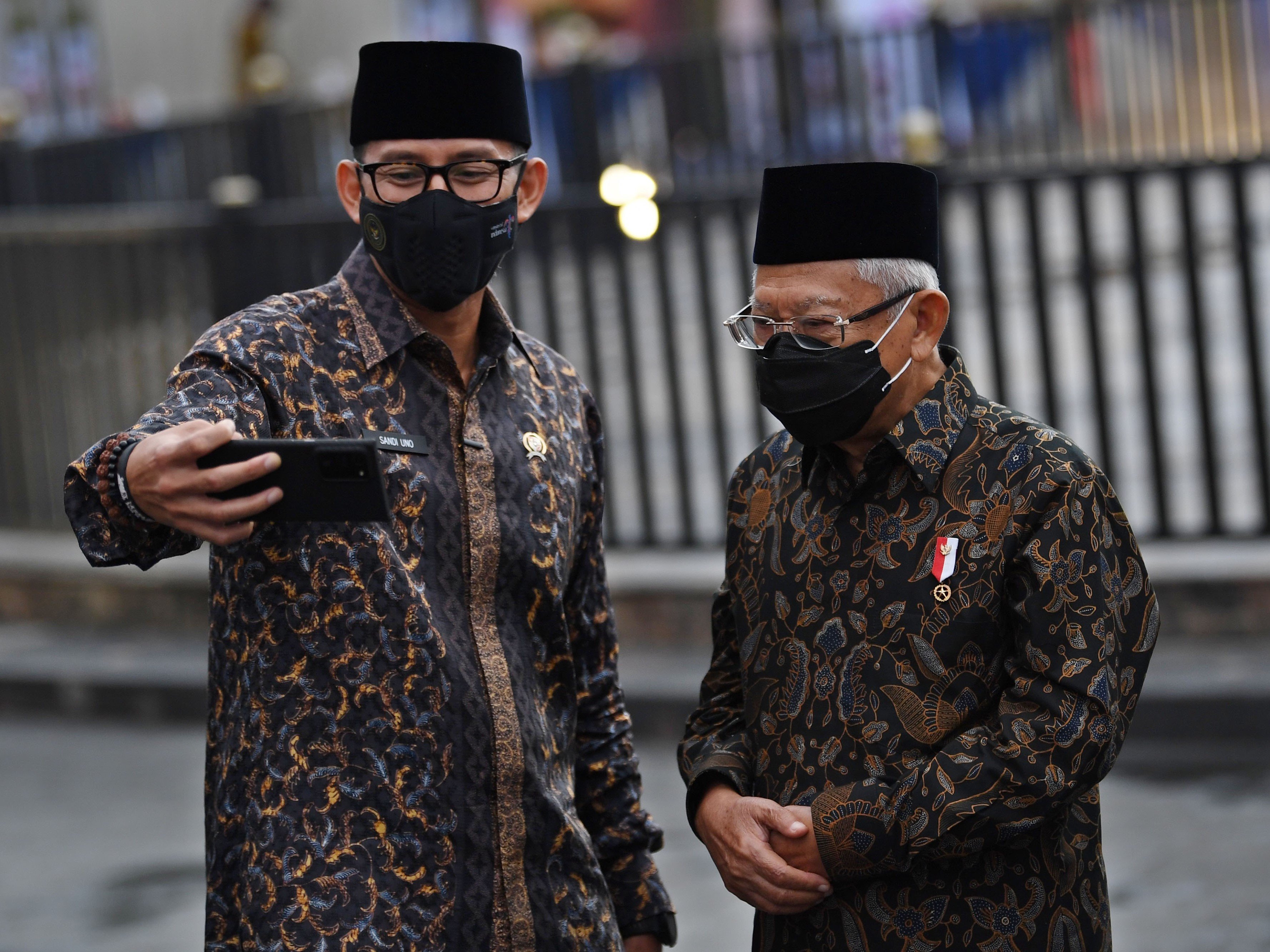 Wakil Presiden Ma'ruf Amin (kanan) dan Menparekraf Sandiaga Uno berswa video usai membuka Gernas BBI di Bukittinggi, Sumbar, Selasa (15/9).