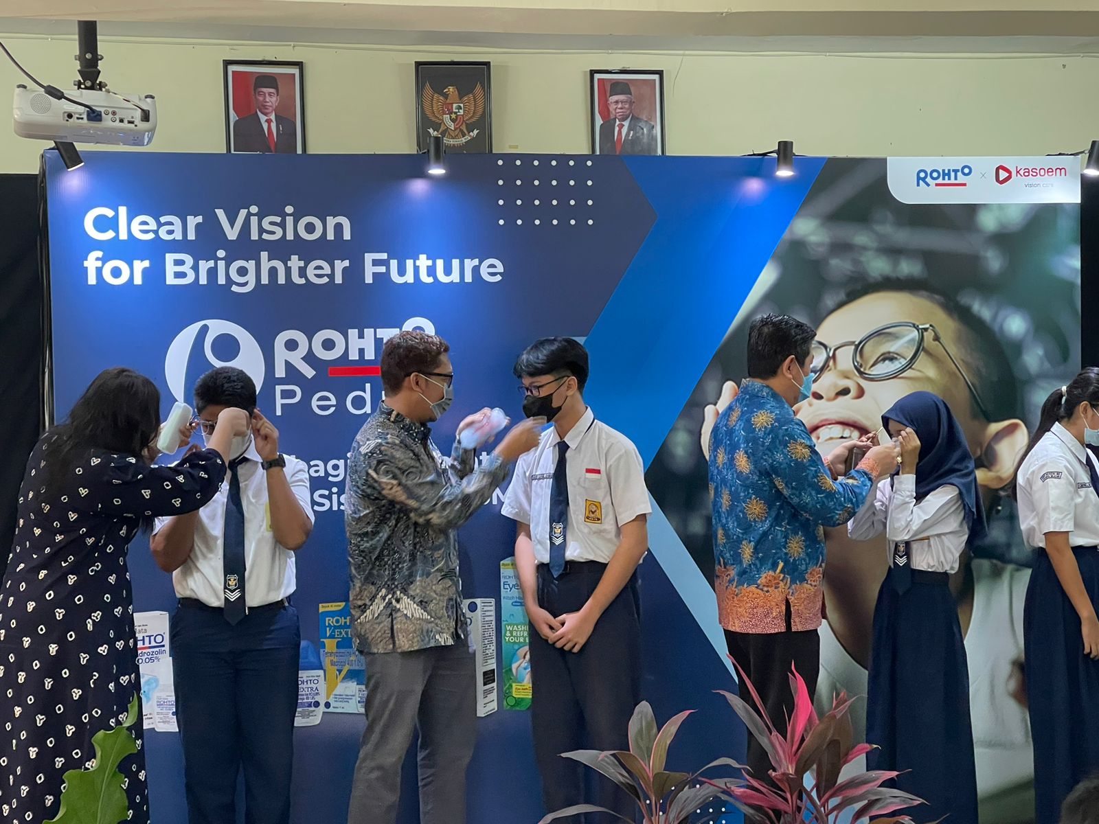 Pemberian kacamata gratis di program Rohto Peduli di SMPN 85 Jakarta