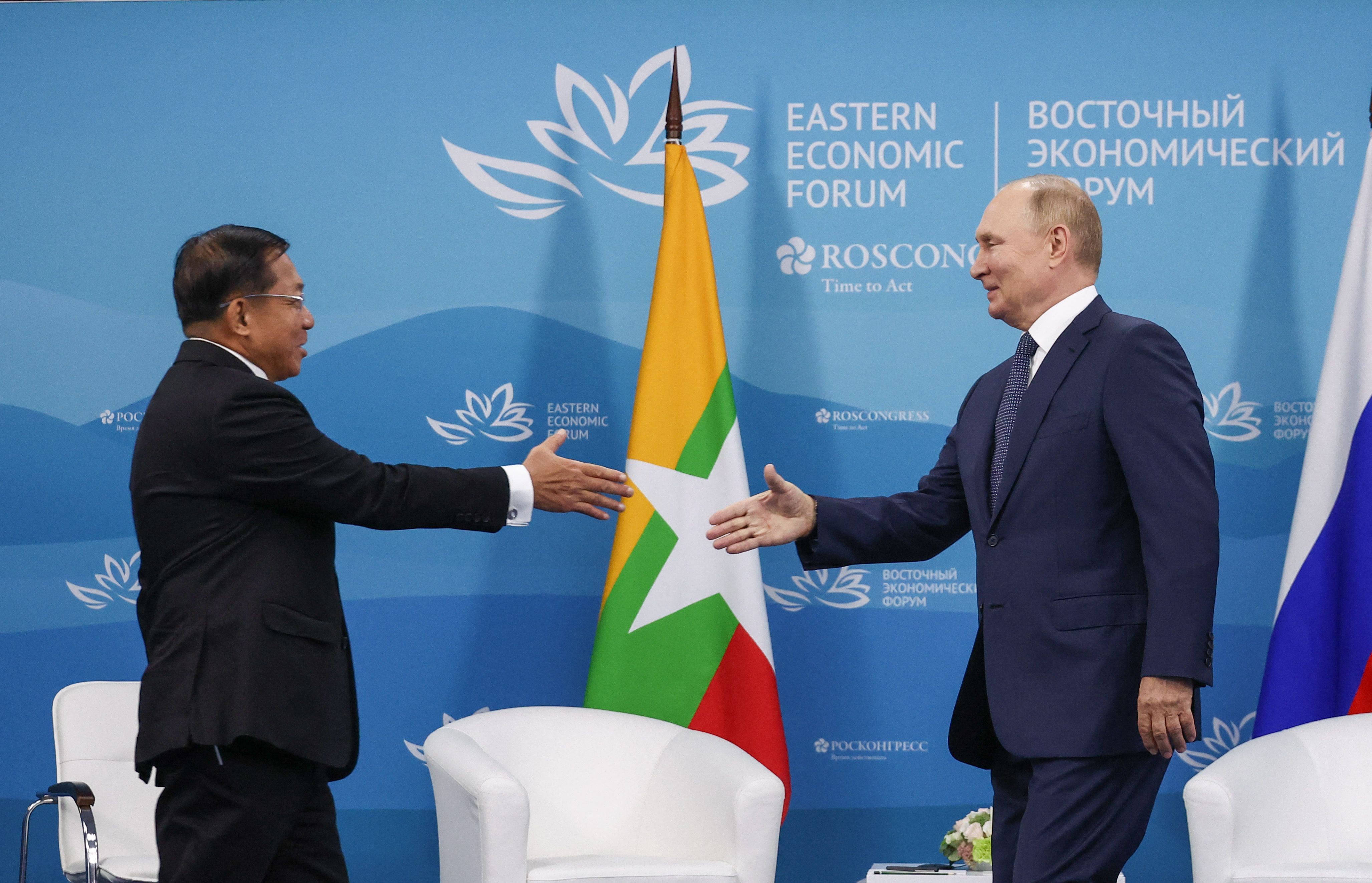 Presiden Rusia Vladimir Putin bertemu dengan Pemimpin Junta Myanmar Min Aung Hlaing.