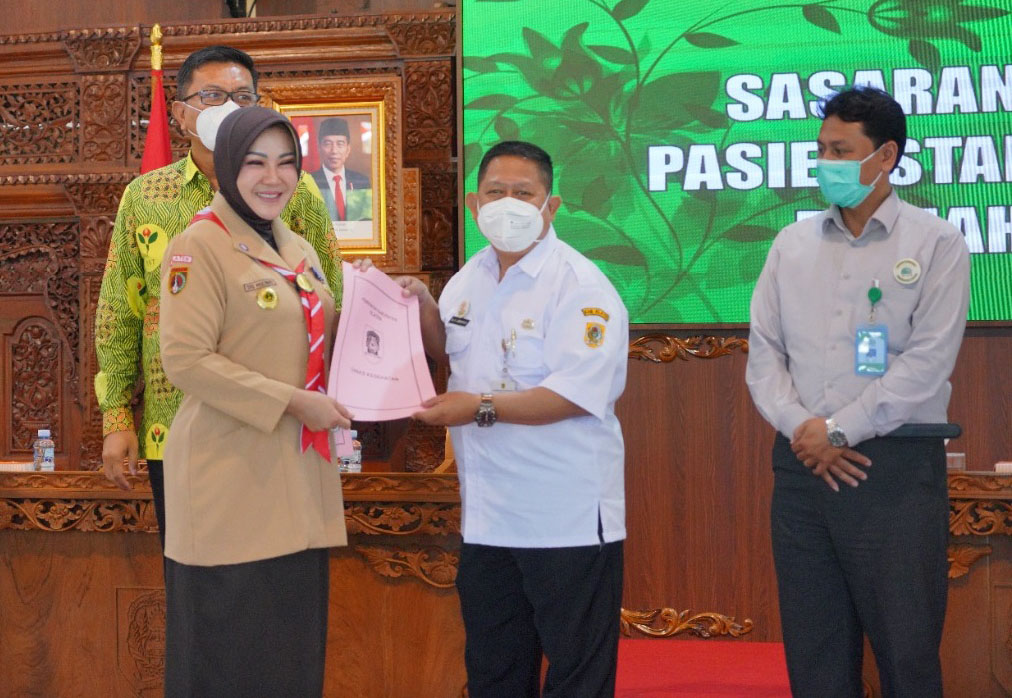 Bupati Sri Mulyani Ikiri) menyerahkan surat keputusan penetapan rumah sakit rujukan di Klaten.