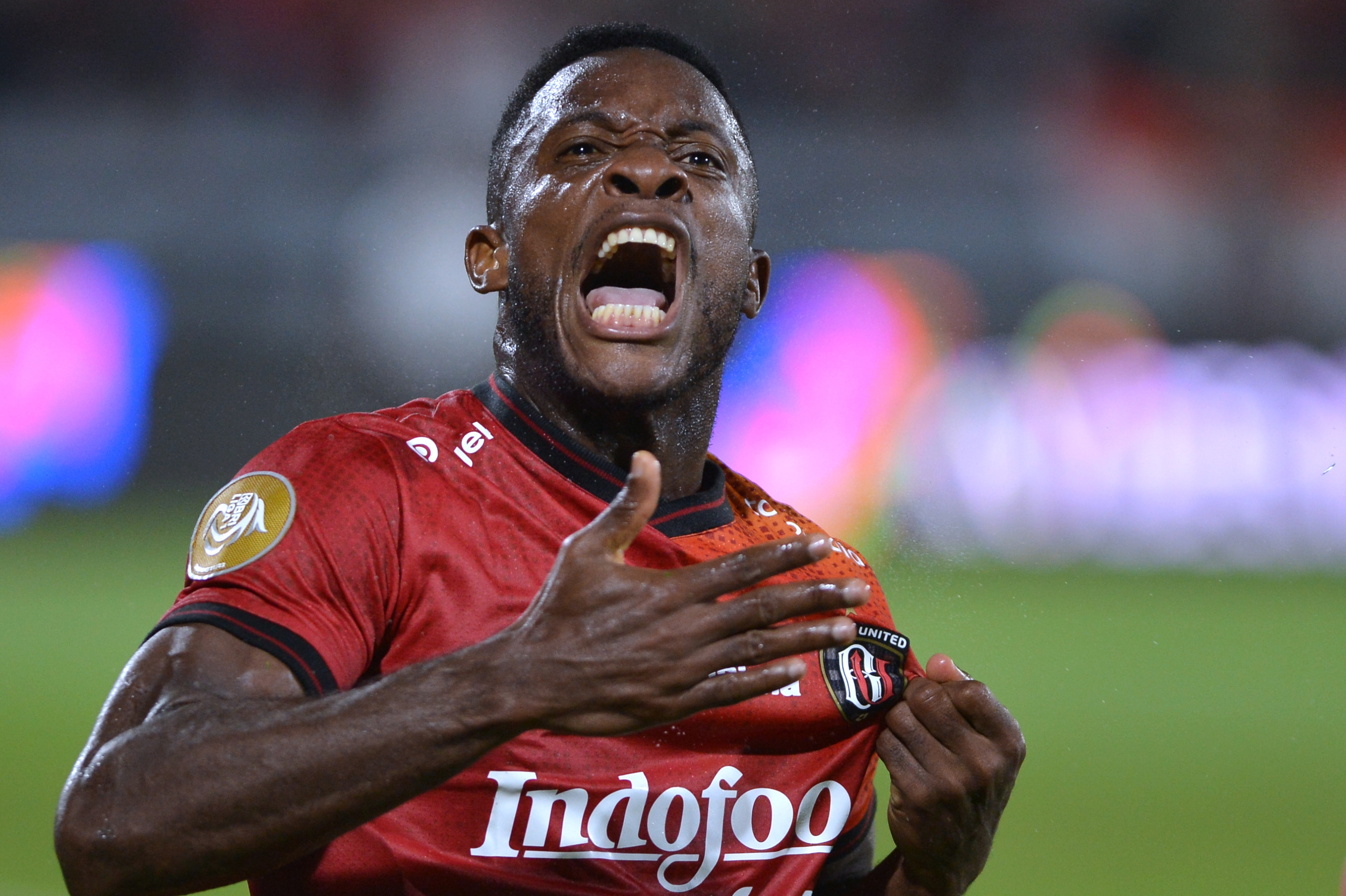 Pesepak bola Bali United Privat Mbarga berselebrasi