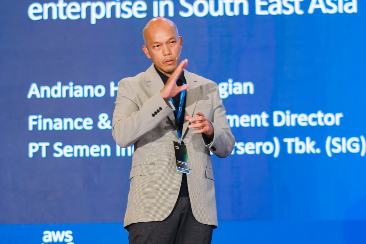 Direktur Keuangan dan Manajemen Risiko SIG, Andriano Hosny Panangian, pada acara AWS Cloud Day 2022 di Hotel Ritz Carlton, Jakarta.