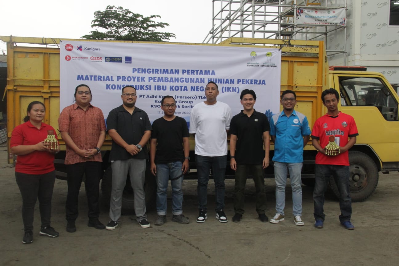 Pengurus Hipmi Kepulauan Seribu dan Kanigara Group  Berfoto bersama di depan truk yang akan mengirimkan material ke IKN