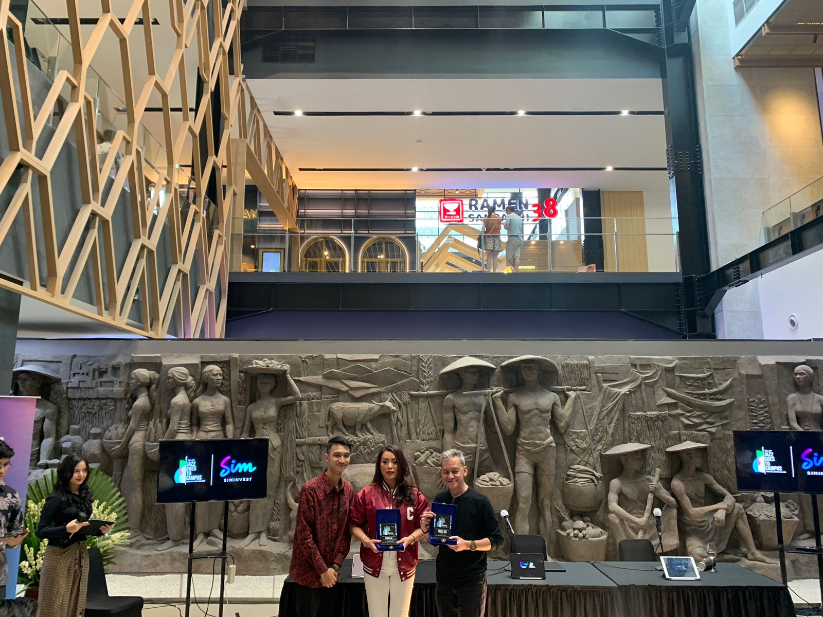 Ki-ka: Project officer JGTC ke-45 Raffly Geneva, President Commissioner of Sinarmas Sekuritas Ferita Lie, dan penampil JGTC ke-45 Fariz RM. 