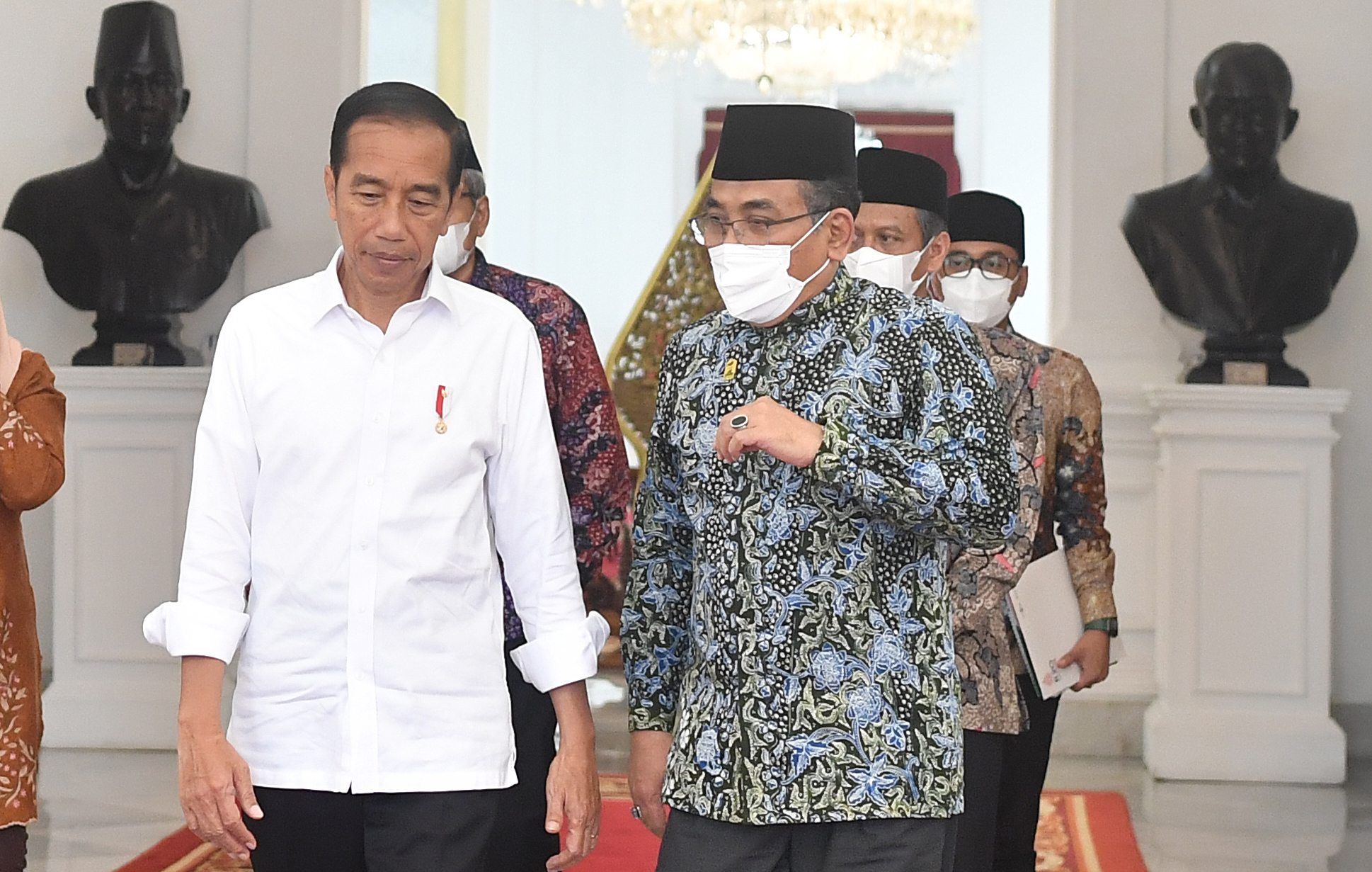 Presiden Joko Widodo berbincang dengan Ketua Umum PBNU Yahya Cholil Staquf 
