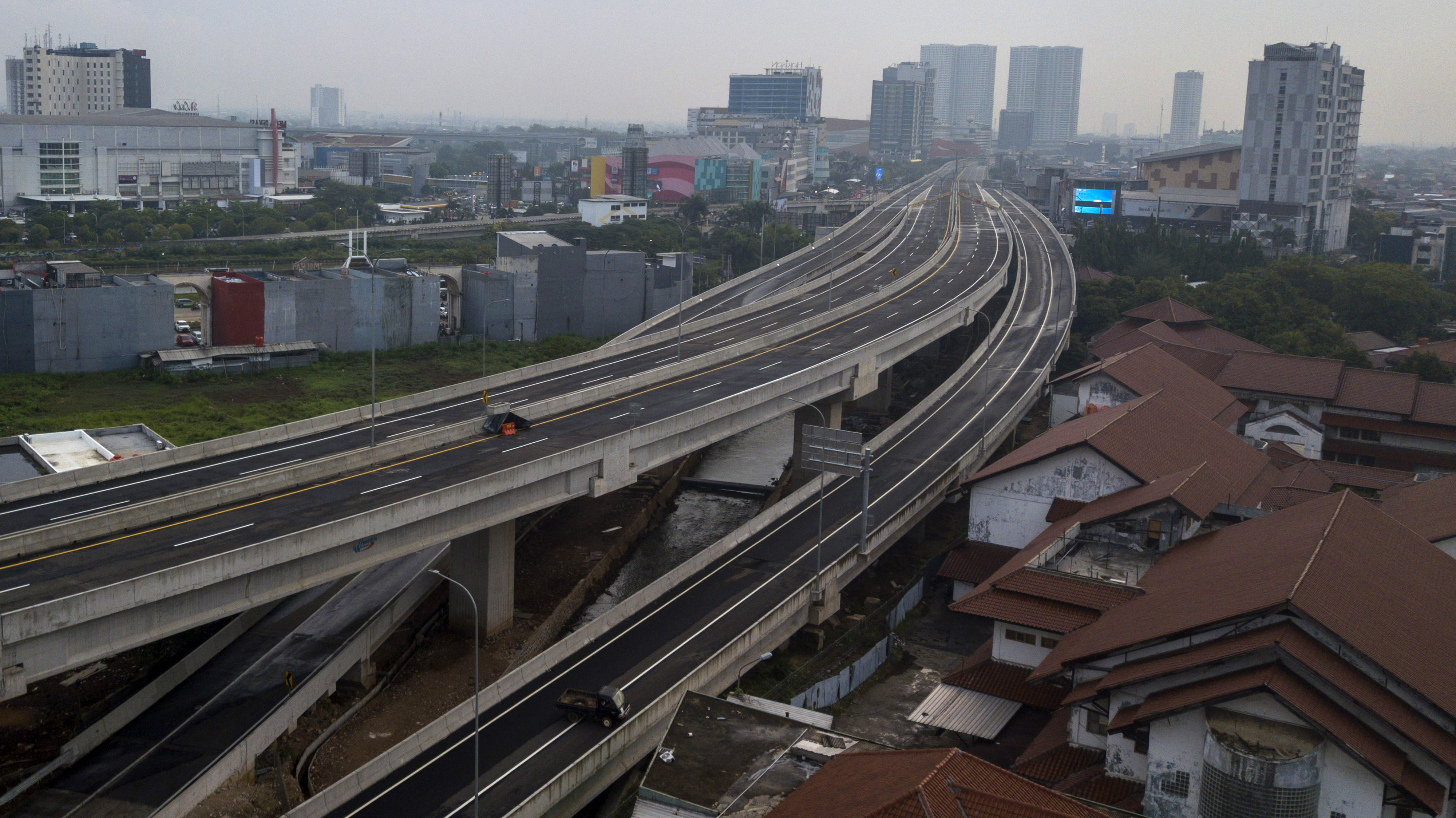  Foto udara pembangunan Tol Becakayu (Bekasi-Cawang-Kampung Melayu) Seksi 2 A di Bekasi, Jawa Barat, Kamis (8/9).