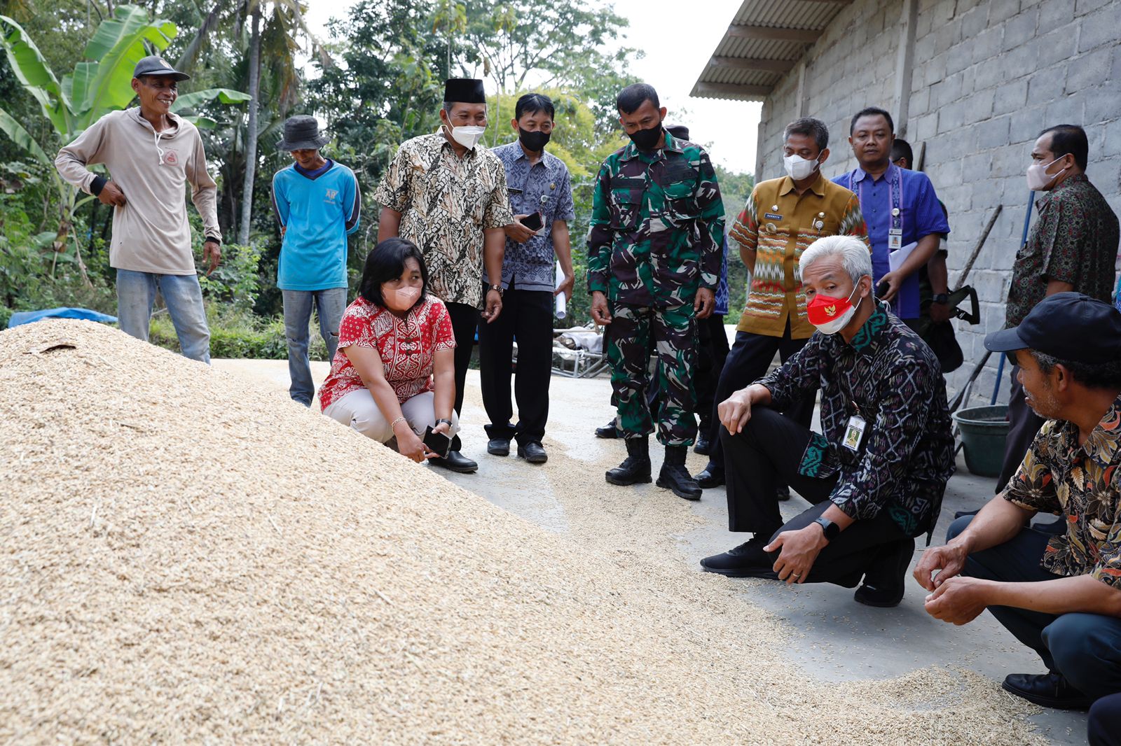 Gubernur Jateng Ganjar Pranowo (masker merah putih)