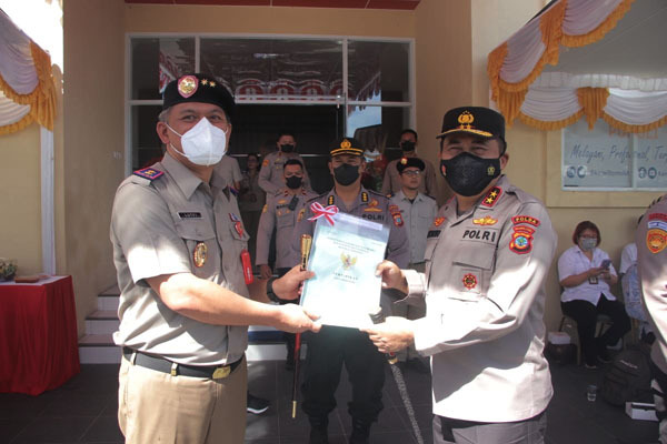 Kapolda Sulut Irjen Mulyatno menerima sertifikat tanah dari Kepala BPN Sulut  Lutfi Zakaria 