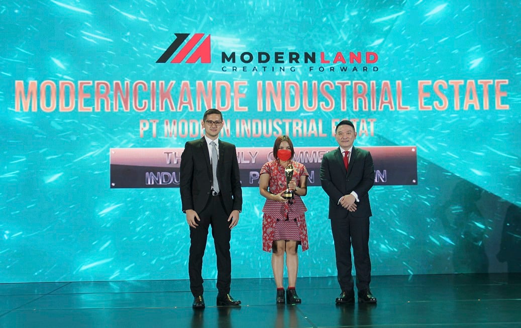 Lusia Widyastuti, HR Industrial Estate Dept Head PT Modern Industrial Estat (tengah) saat menerima penghargaan.