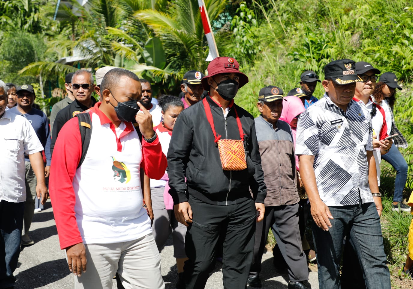  Deputi IV Bidang Intelijen Ekonomi BIN Gde Made Kartikajaya (jaket hitam) saat mengunjungi desa di fakfak agar dikembangkan jadi desa wisat