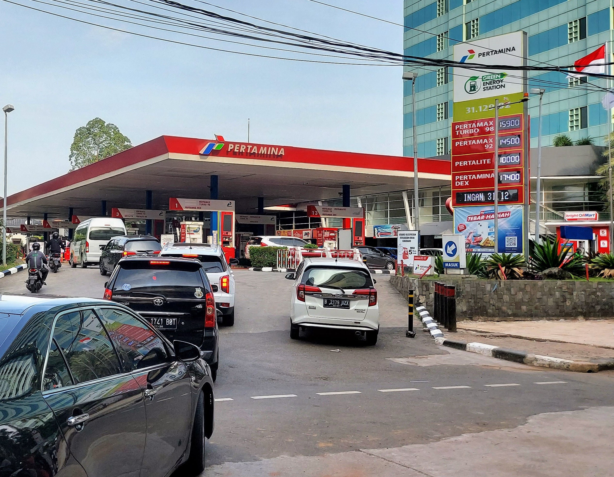 Warga mengisi BBM di SPBU saat kenaikan harga Bahan Bakar Minyak (BBM) di Jakarta, Sabtu (3/9/2022). 