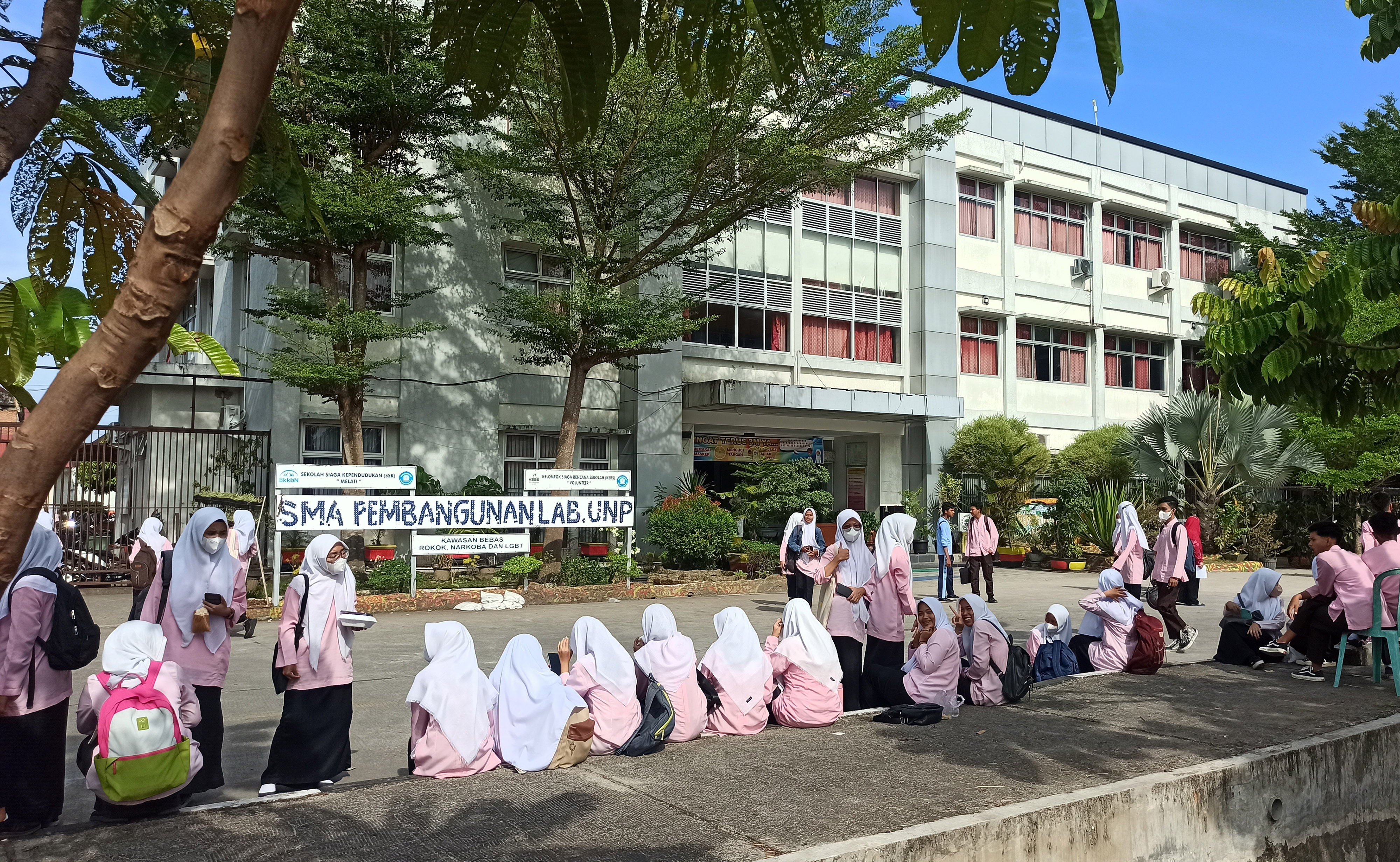 Sejumlah siswa SMA duduk di luar gedung sekolah dan bersiap pulang akibat gempa 6,2 SR di Padang, Sumatra Barat, Jumat (25/2).