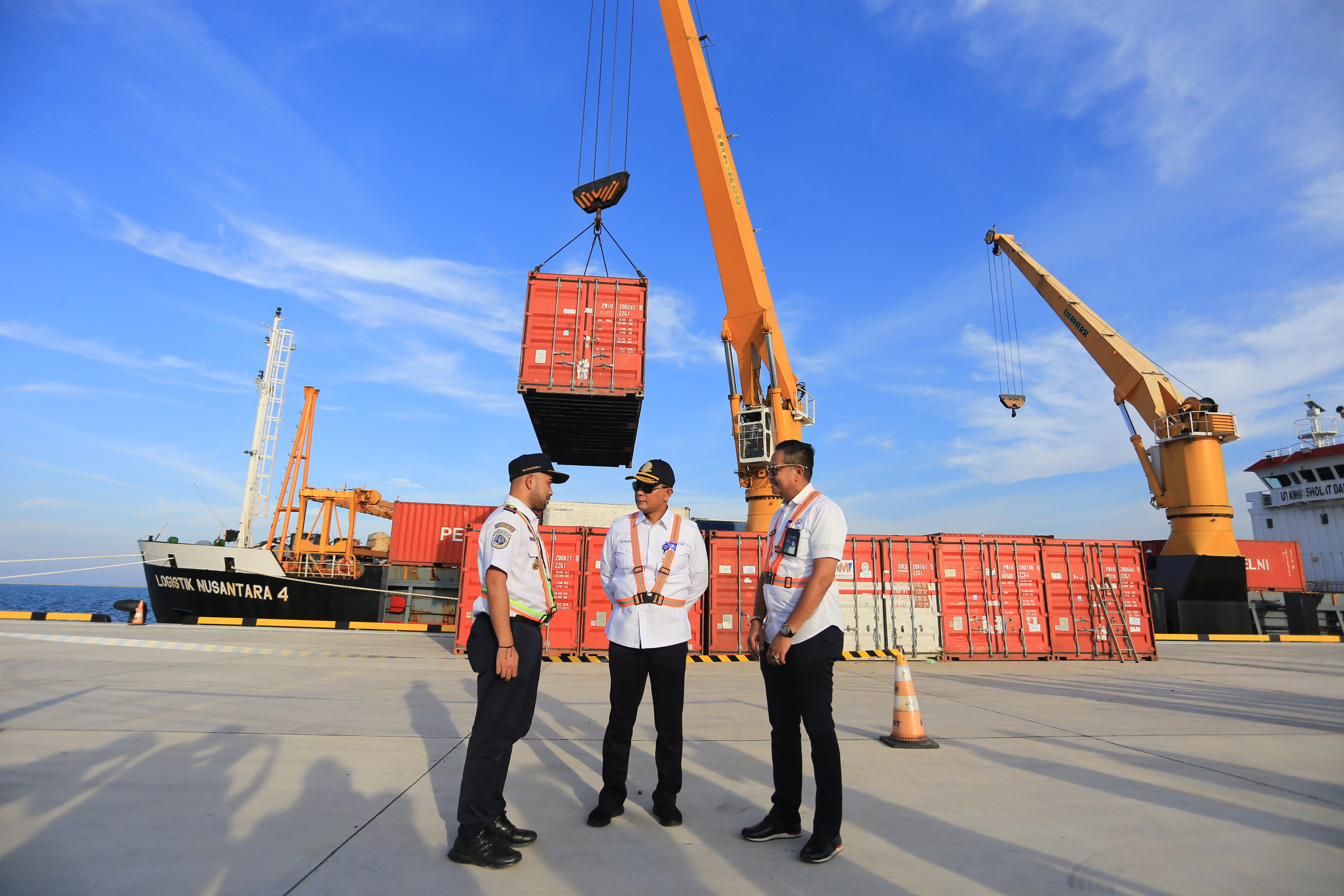Angkutan perdana tol laut dari Patimban.