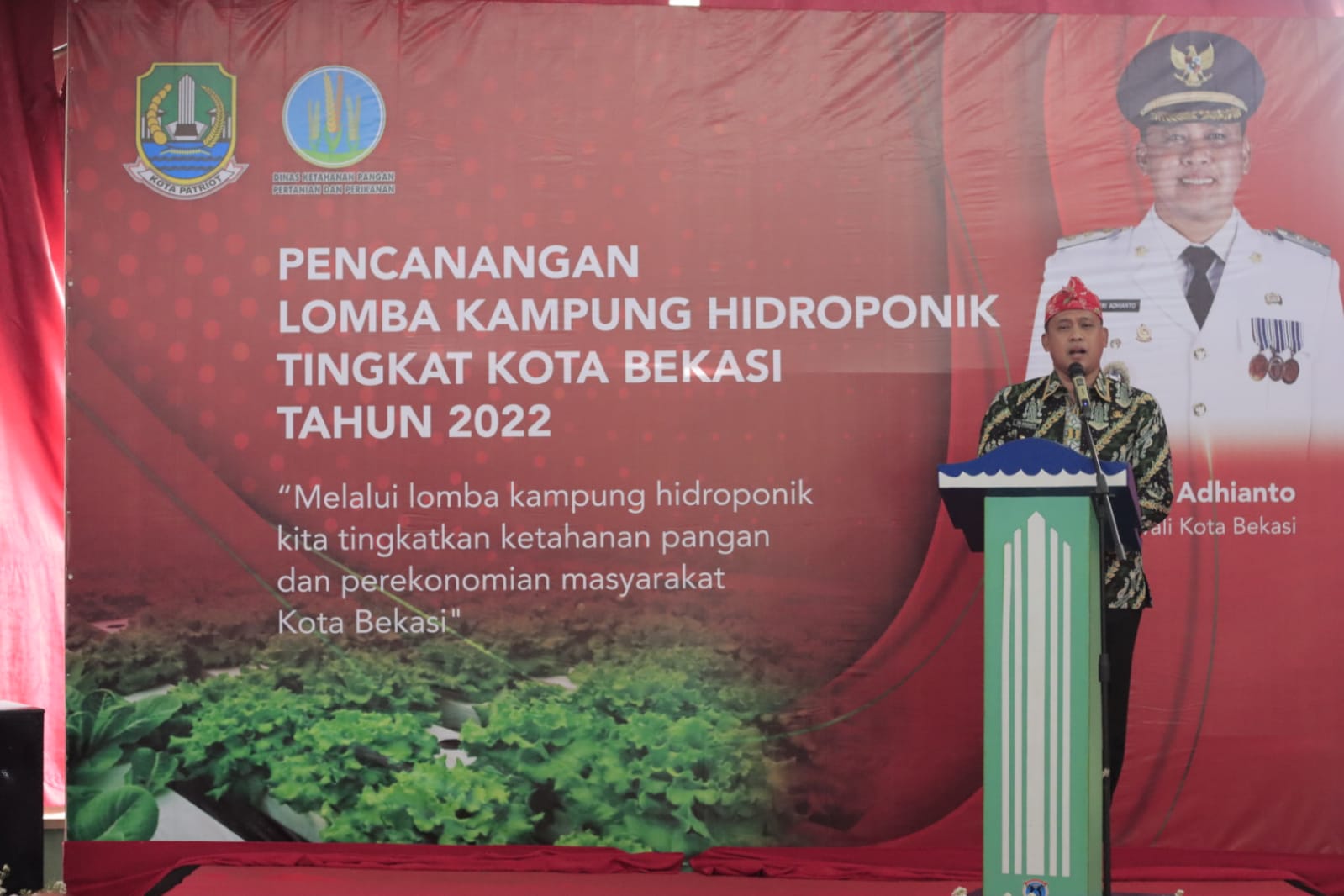 Plt Wali Kota Bekasi Tri Adhianto saat pencanangan kampung hidroponik di Perum Taman Rahayu Regensi di Bantargebang, Sabtu (24/9).