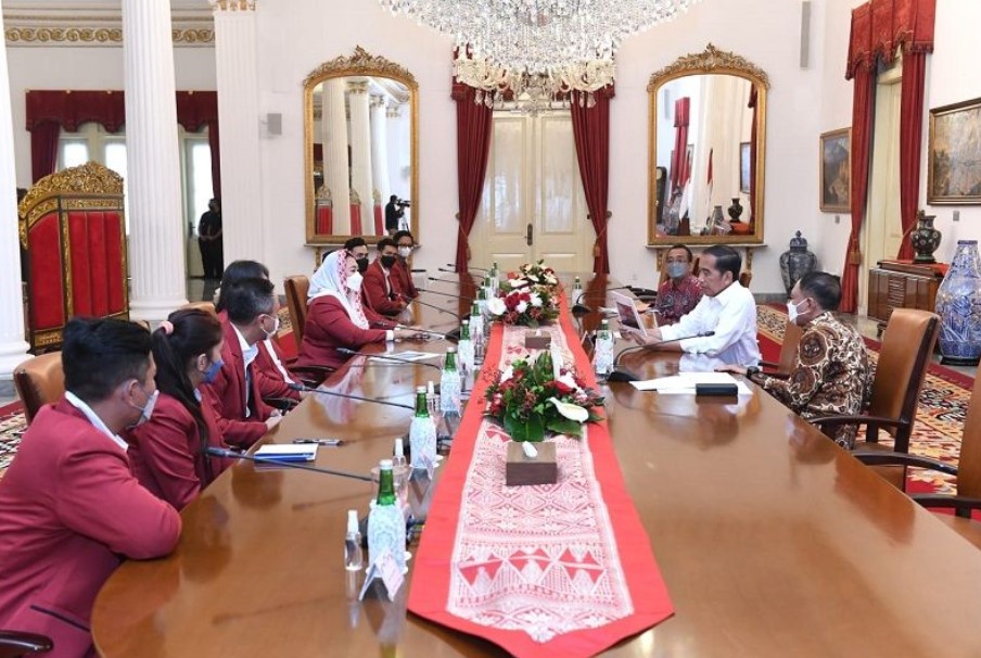 Presiden Joko Widodo menerima kedatangan pengurus FPTI beserta sejumlah atlet di Istana Negara, Jakarta, Rabu (21/9).