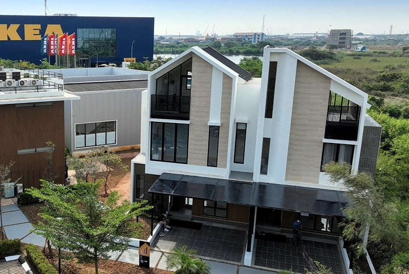 Dua unit rumah contoh The Essence @Yarra di kawasan JGC, Jaktim.
