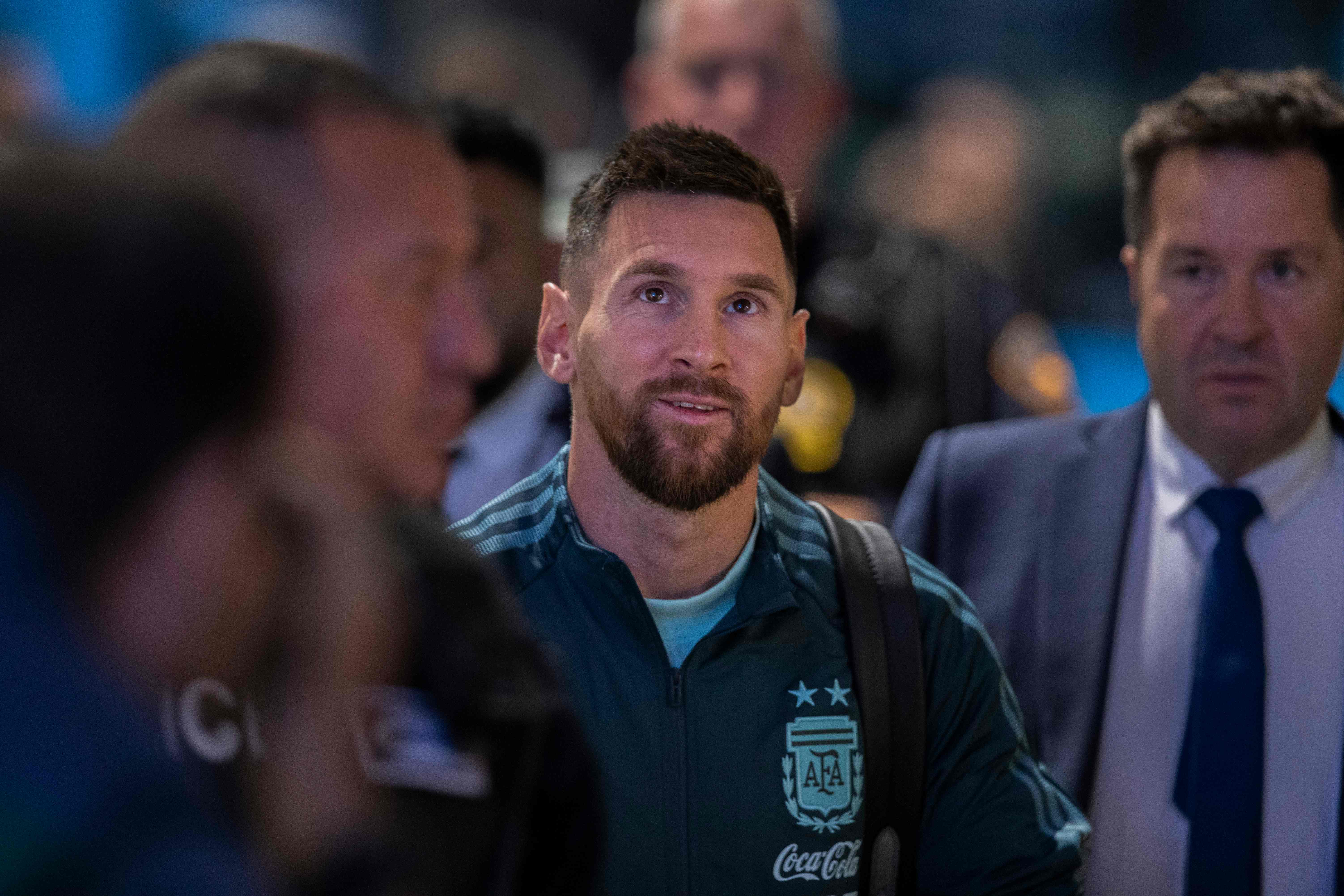 Pemain bola asal Argentina, Lionel Messi, saat tiba di New Jersey, AS.