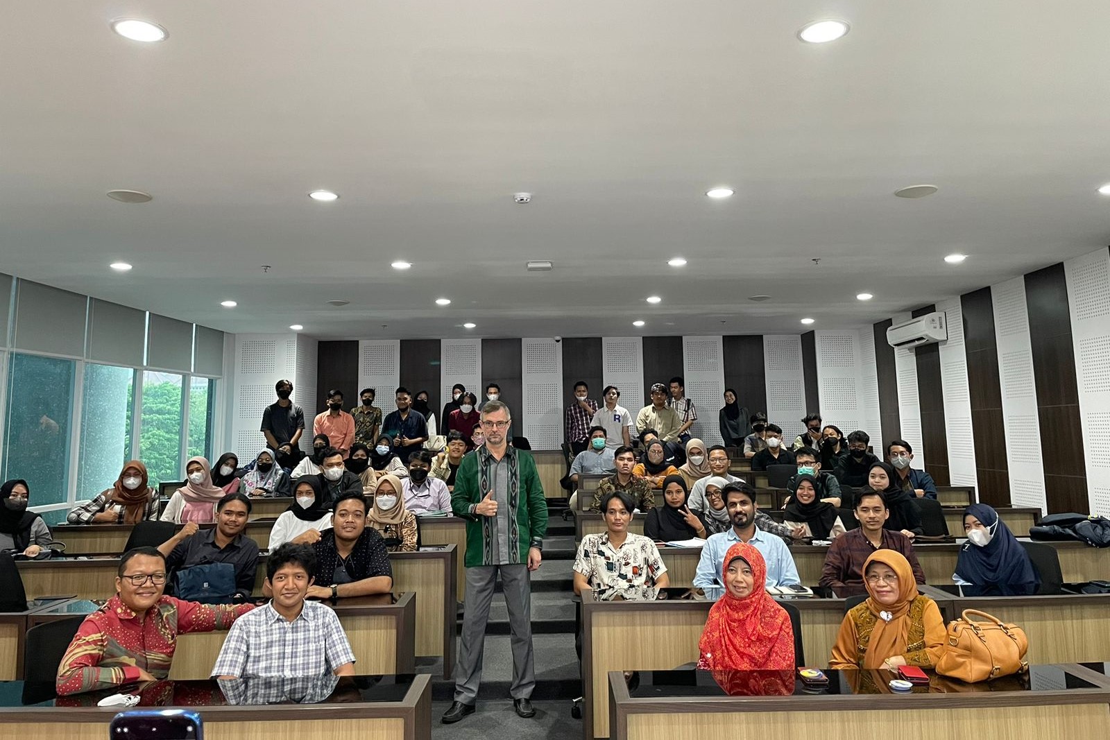 Vasyl Hamianin (berdiri du depan).